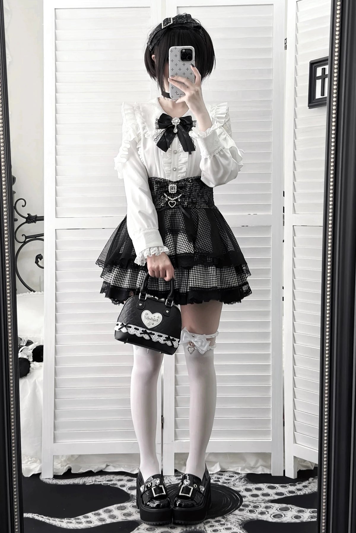 【11月15日予約締切】White Ruffle Trim Lace Sleeve Blouse＋Black White Pearl Bow Tiered Houndstooth Skirt＋Rhinestone Lace Ribbon Brooch
