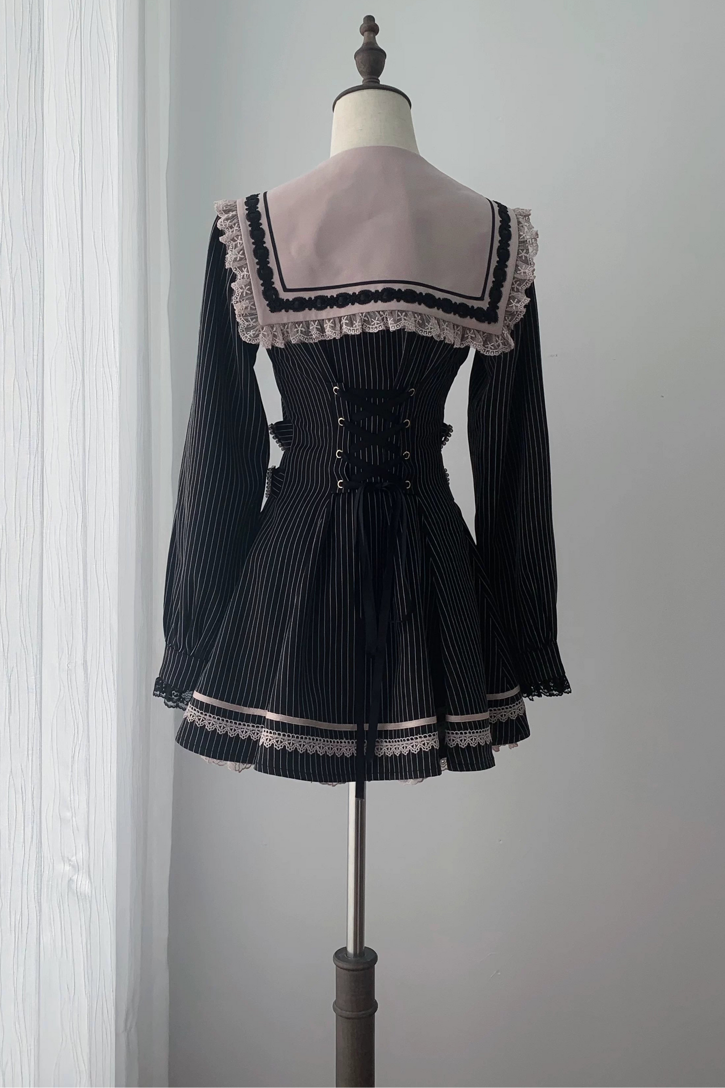 [Reservierungsschluss 29. September] Pink-schwarz gestreiftes langärmeliges Matrosenkleid mit Rüschen + Shorts + Schmuck-Fliege-Set