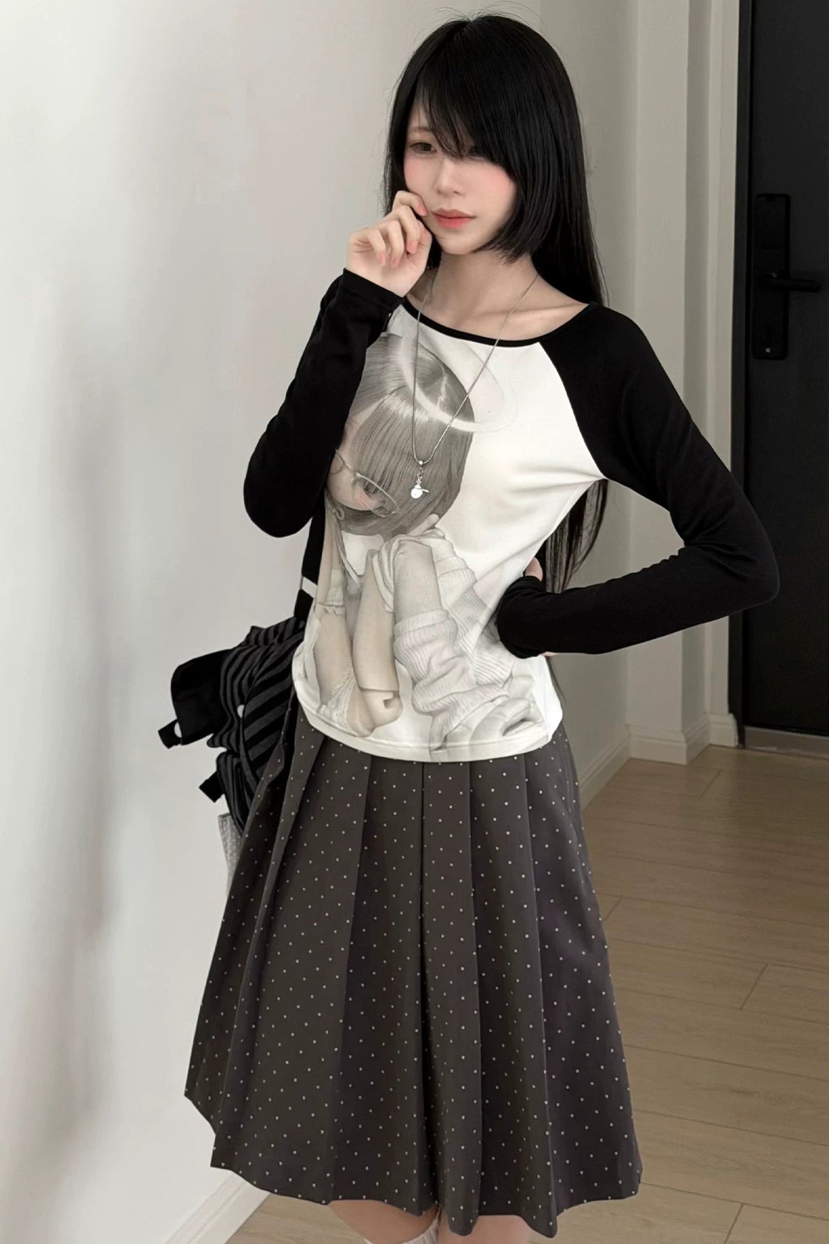 블랙 앤 화이트 래글런 탑 + 플리츠 스커트