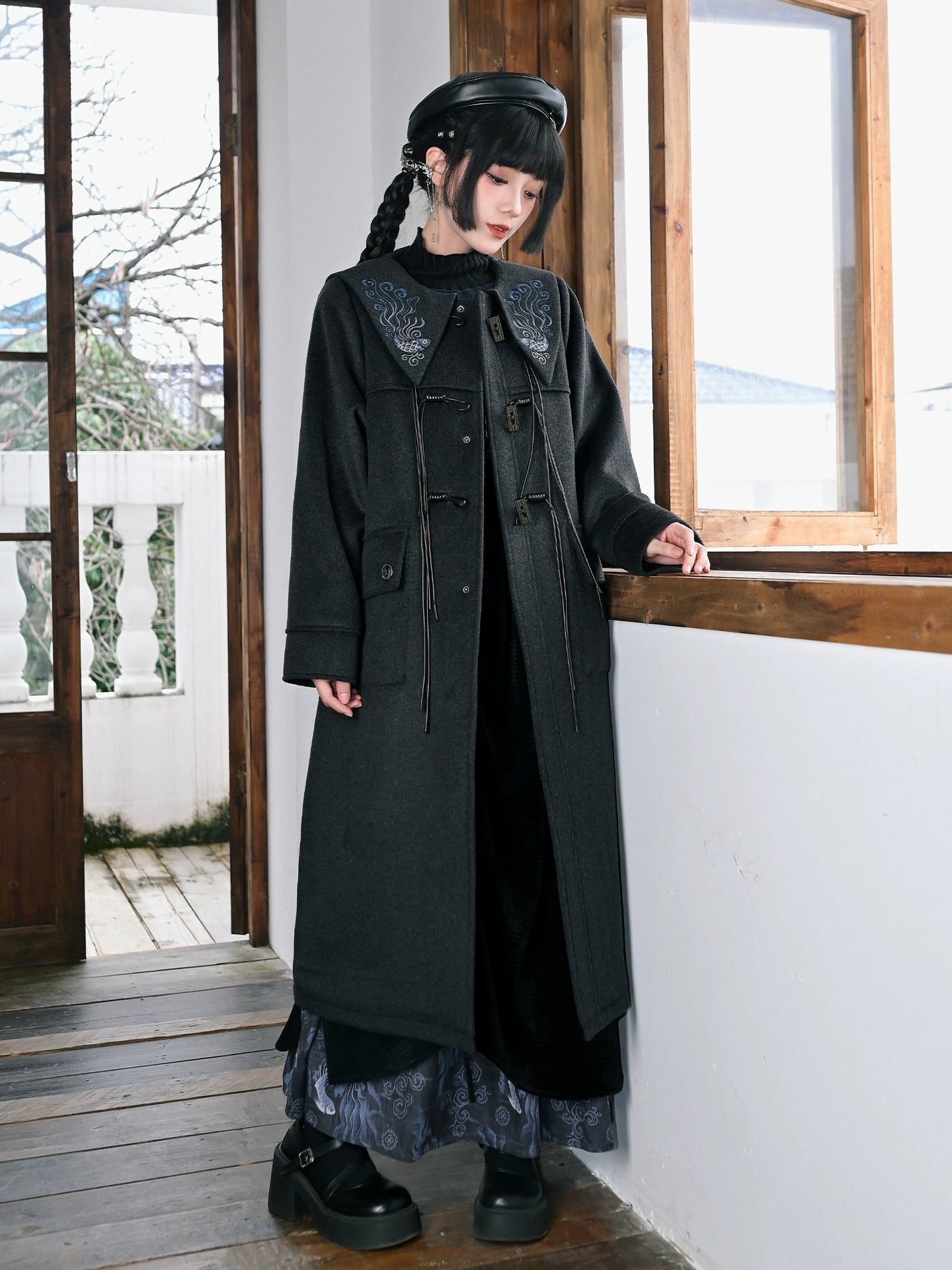 ダークフィンエンブロイダードウールコート