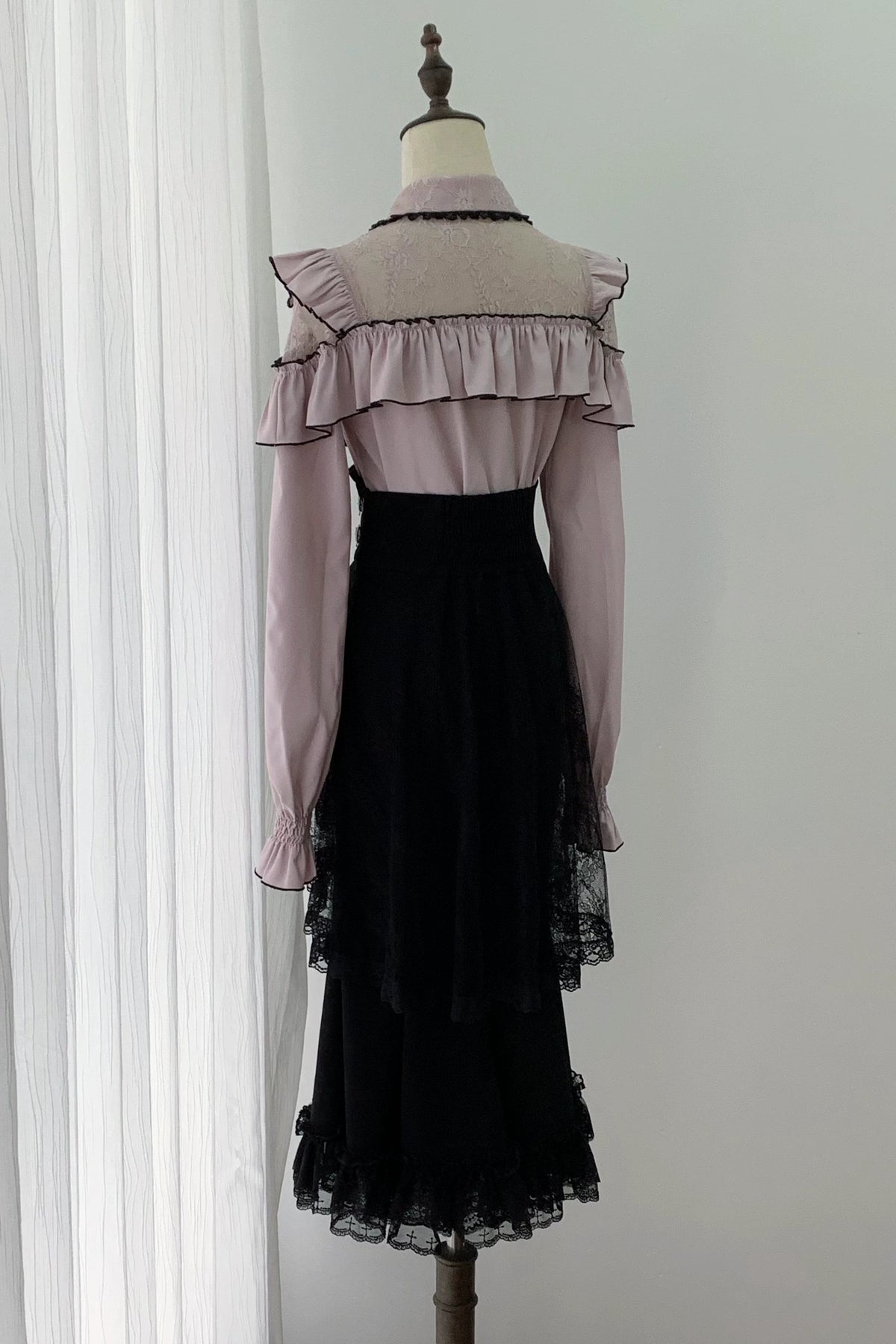 [Termine prenotazione 29 settembre] Blusa rosa in pizzo trasparente con volant e fiocco gioiello + gonna a sirena in tulle a strati + minigonna in pizzo con fiocco gioiello