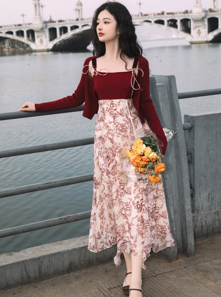 Robe à bretelles fleurie + cardigan court