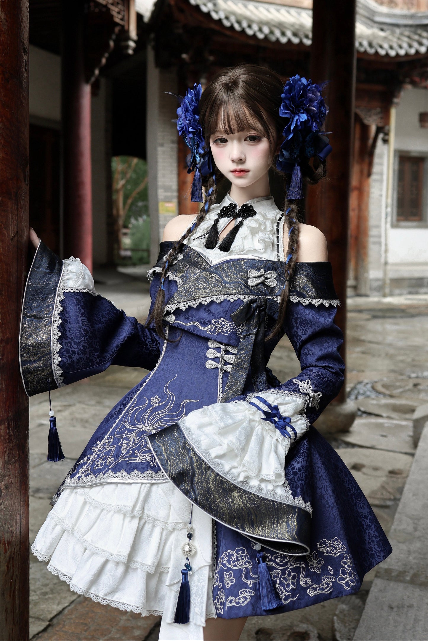 [Reservierungsschluss am 9. Oktober] Dunkelblau-weißes Gothic-Chinese-Lolita-Kleid mit Stickerei eines neunschwänzigen Fuchses + schulterfreie Jacke mit Glockenärmeln im Set