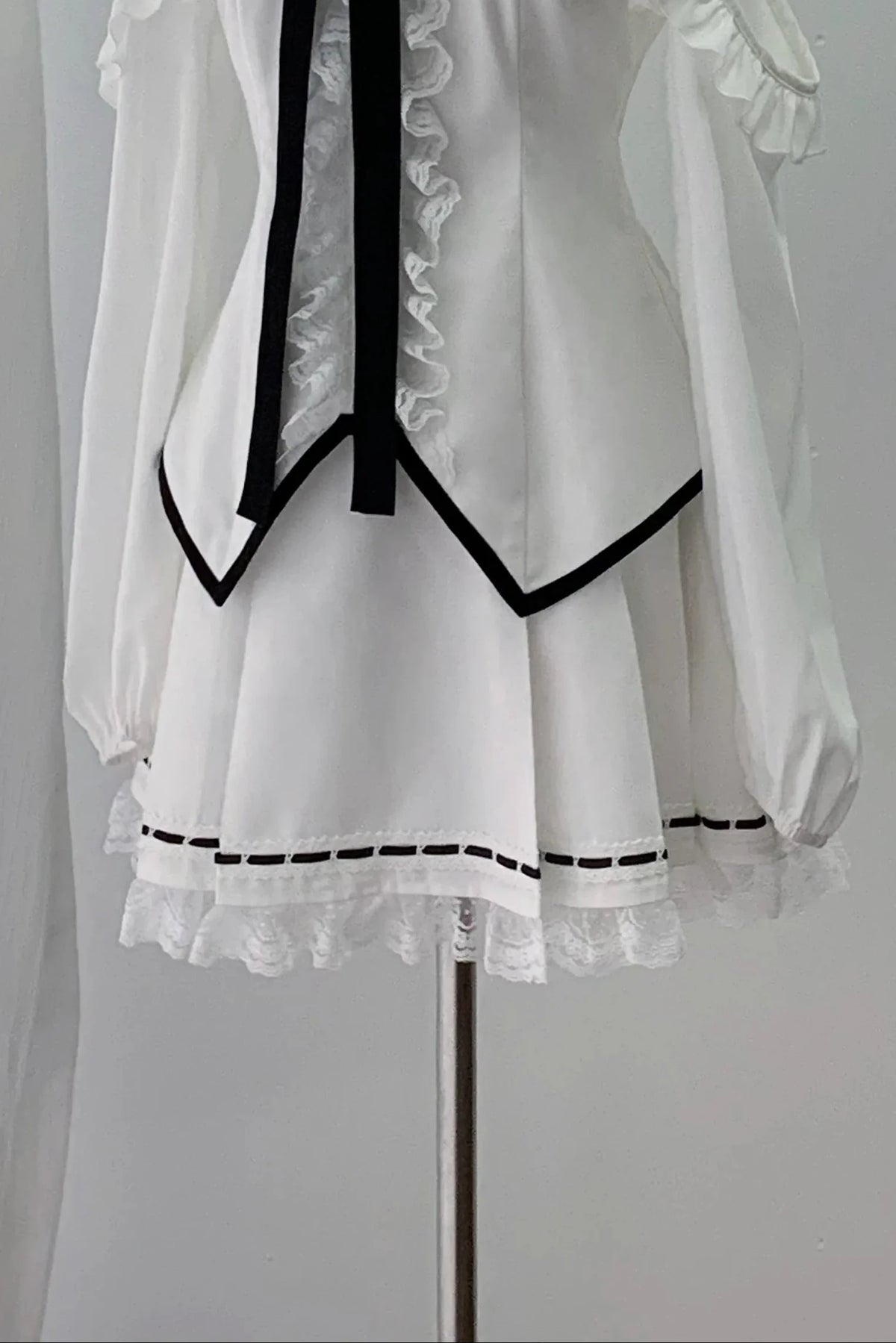 [Vorbestellschluss: 1015] Weiße Gothic-Spitzenbluse mit langen Ärmeln und Cut-out-Schultern&nbsp;mit abnehmbaren Schleifen+Spitzen-Boxfaltenrock