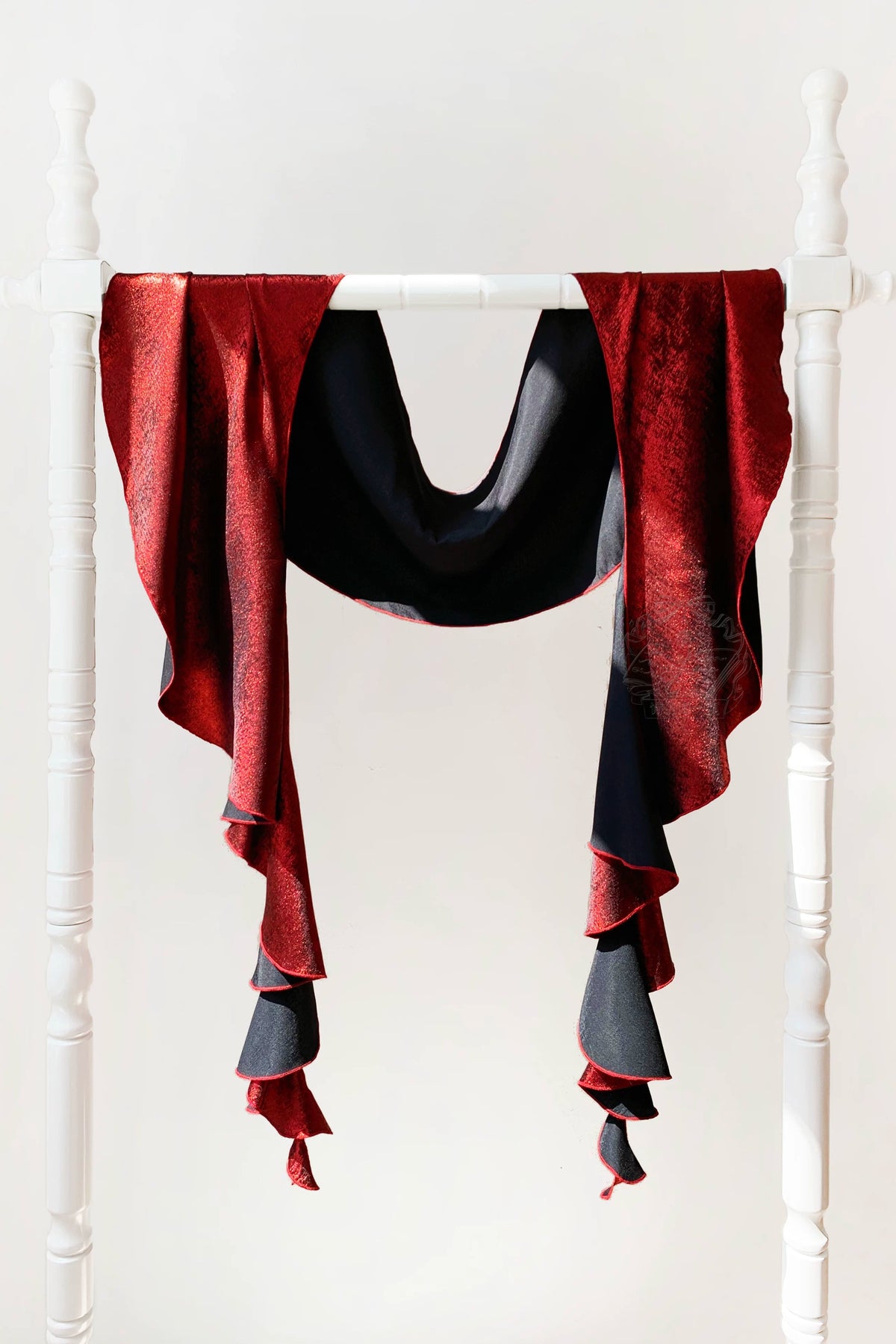 [Date limite de précommande: 105] Robe empire gothique élégante à volants cascade rouge/bleu [courte/longue] + ensemble robe complet (châle, broche papillon, chaîne de taille, traîne à nœud au dos)