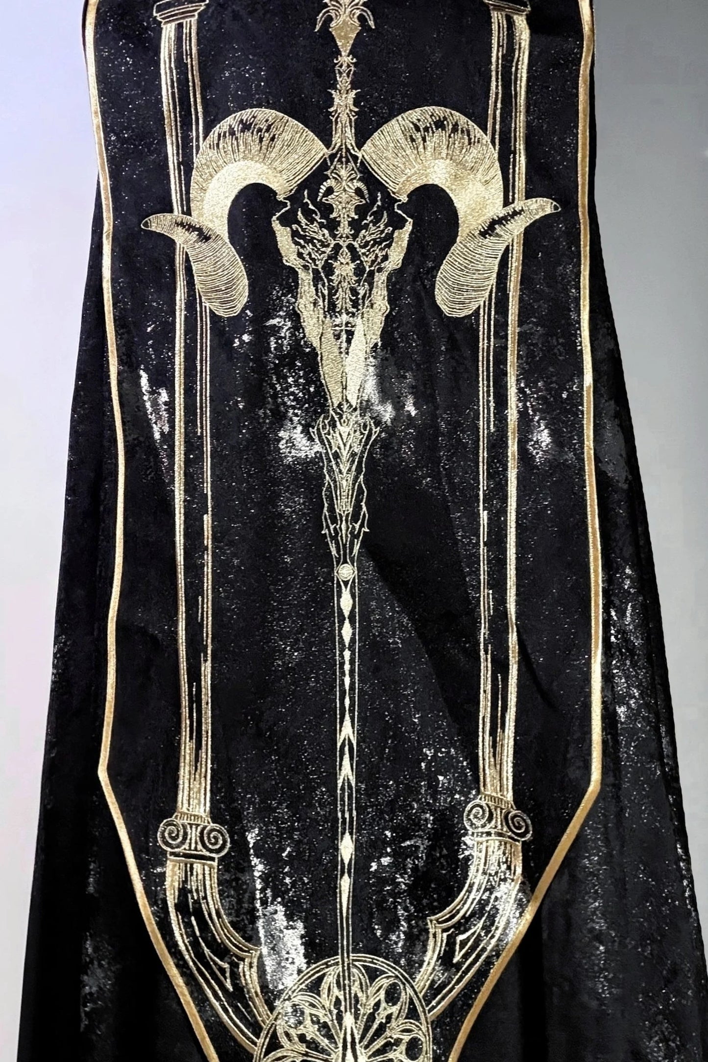 [Reservierungsschluss 13. September] Schwarz-goldener Gothic-Prinzen-Cape-Mantel mit königlicher Stickerei – 2 Stoffoptionen