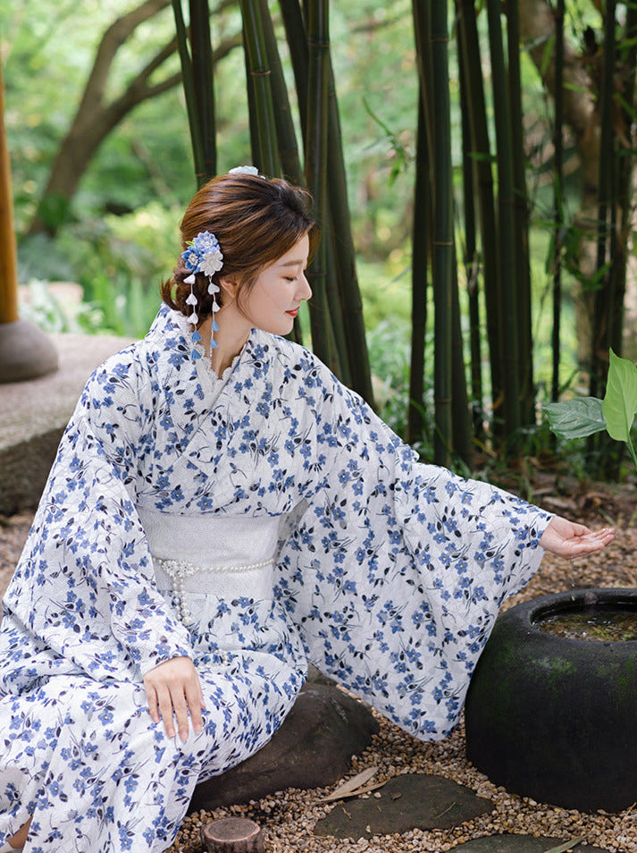 整洁的白色和蓝色花朵蕾丝浴衣套装 [和服 + 手提包 + tabi]。
