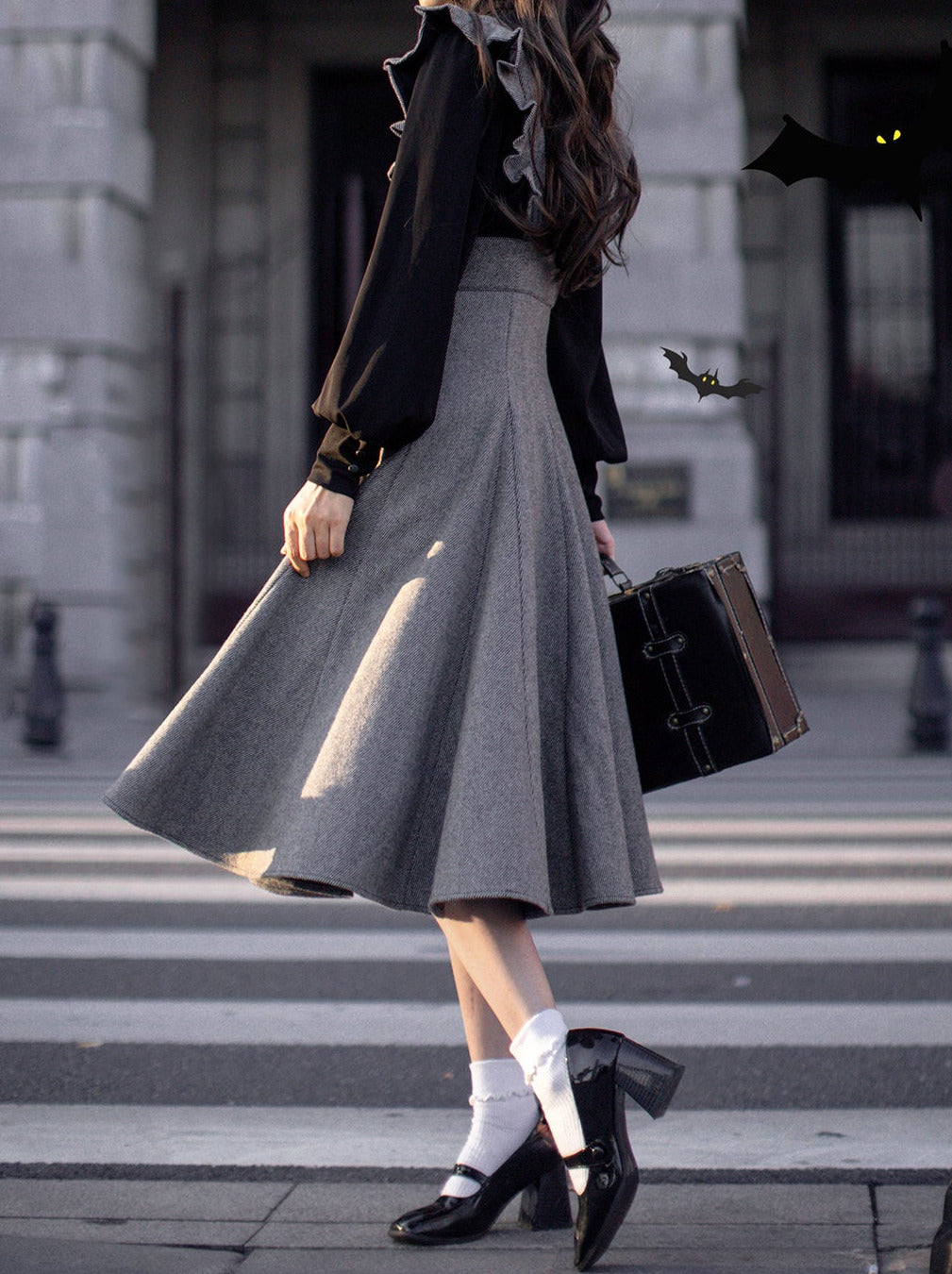 优雅复古的黑色丝带卷袖衬衫+荷叶边露肩吊带裙