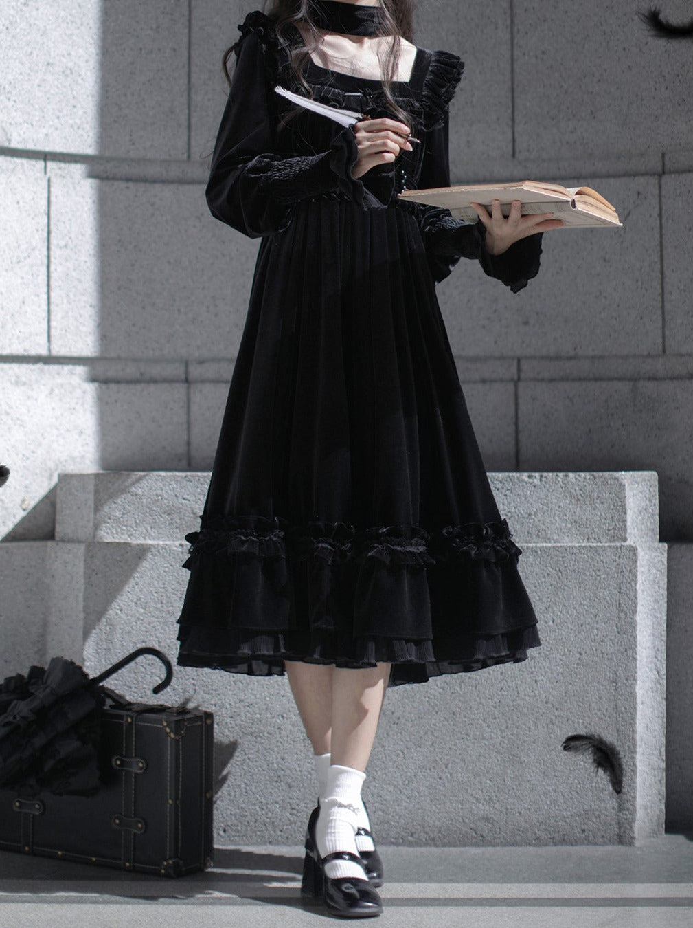 Black Swan French Retro Square Collar Velvet Elegant Dress + Belt + Ribbon [Reserved Item].