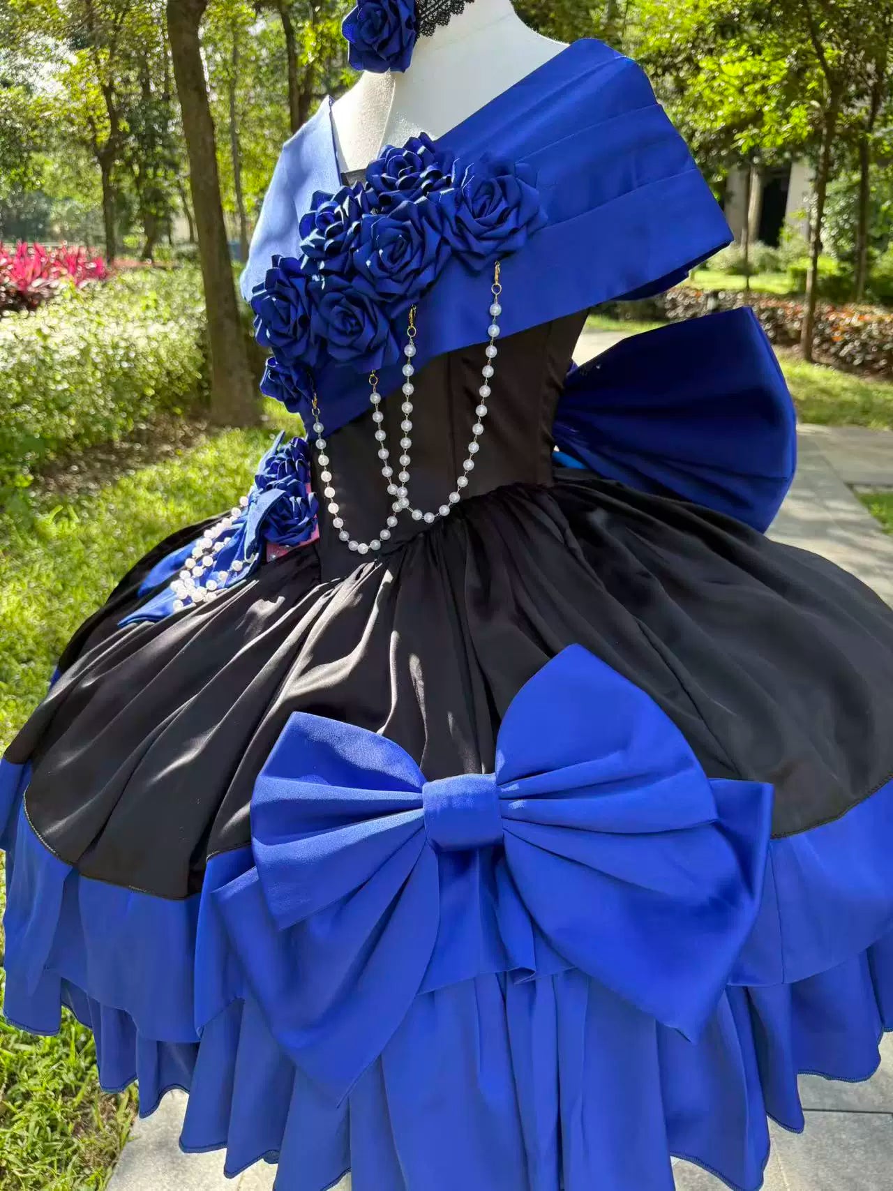 [Vorbestellfrist: 28. Juni] Blau-schwarzes Prinzessinnen-Lolita-Kleid mit Rosenband und freien Schultern + Komplettset + Accessoires (Hut Choker)