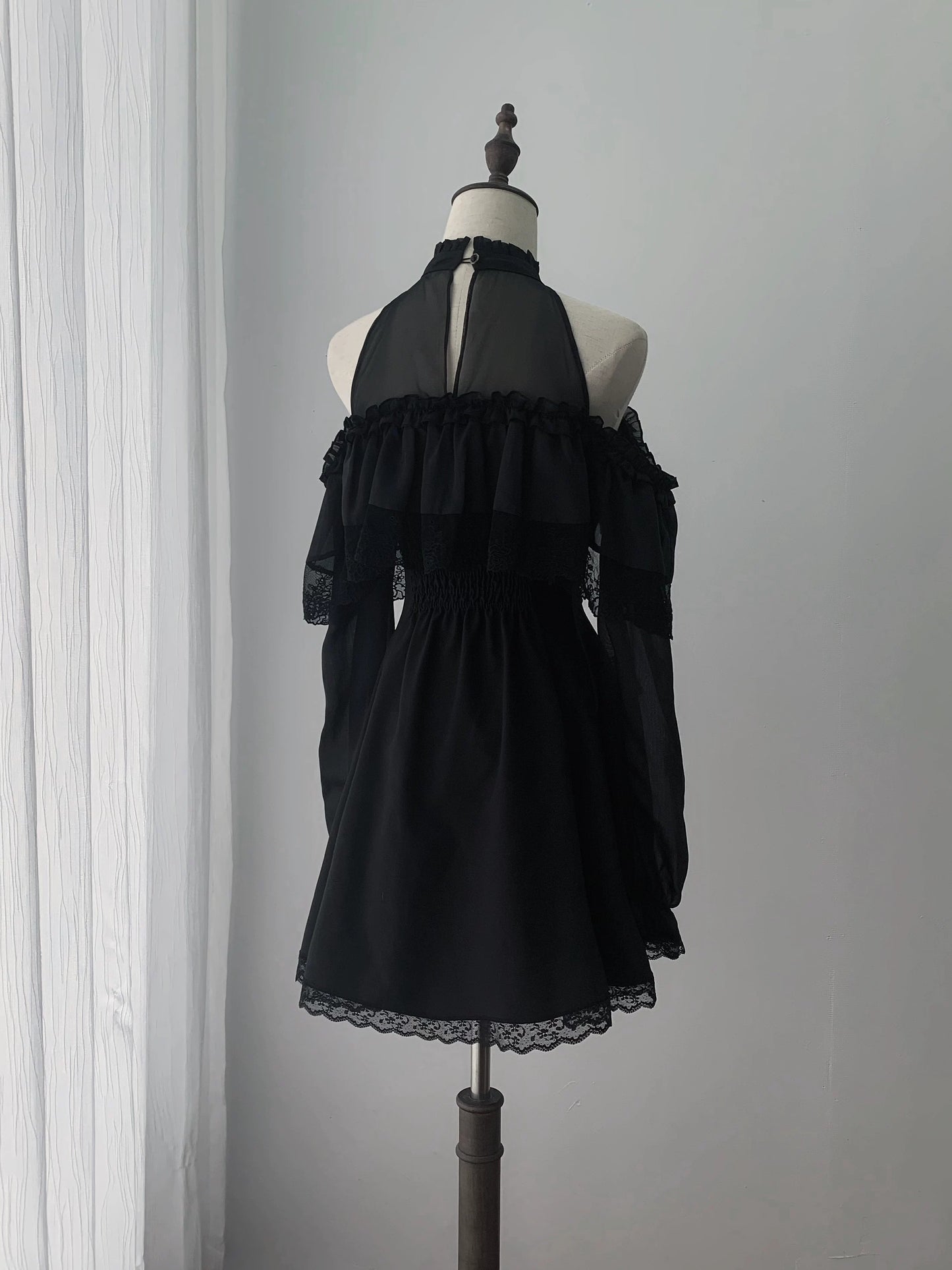 【8月30日予約締切】Black Gothic Off-Shoulder Frill Long Sleeve Dress with Bow Tie