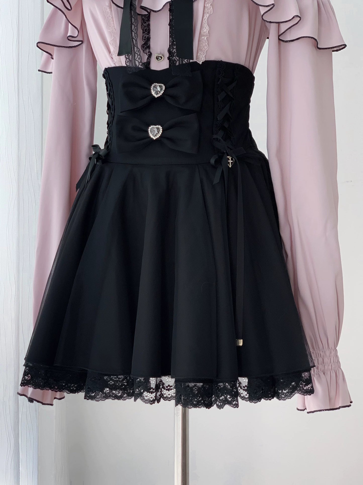 [Termine prenotazione 29 settembre] Blusa rosa in pizzo trasparente con volant e fiocco gioiello + gonna a sirena in tulle a strati + minigonna in pizzo con fiocco gioiello