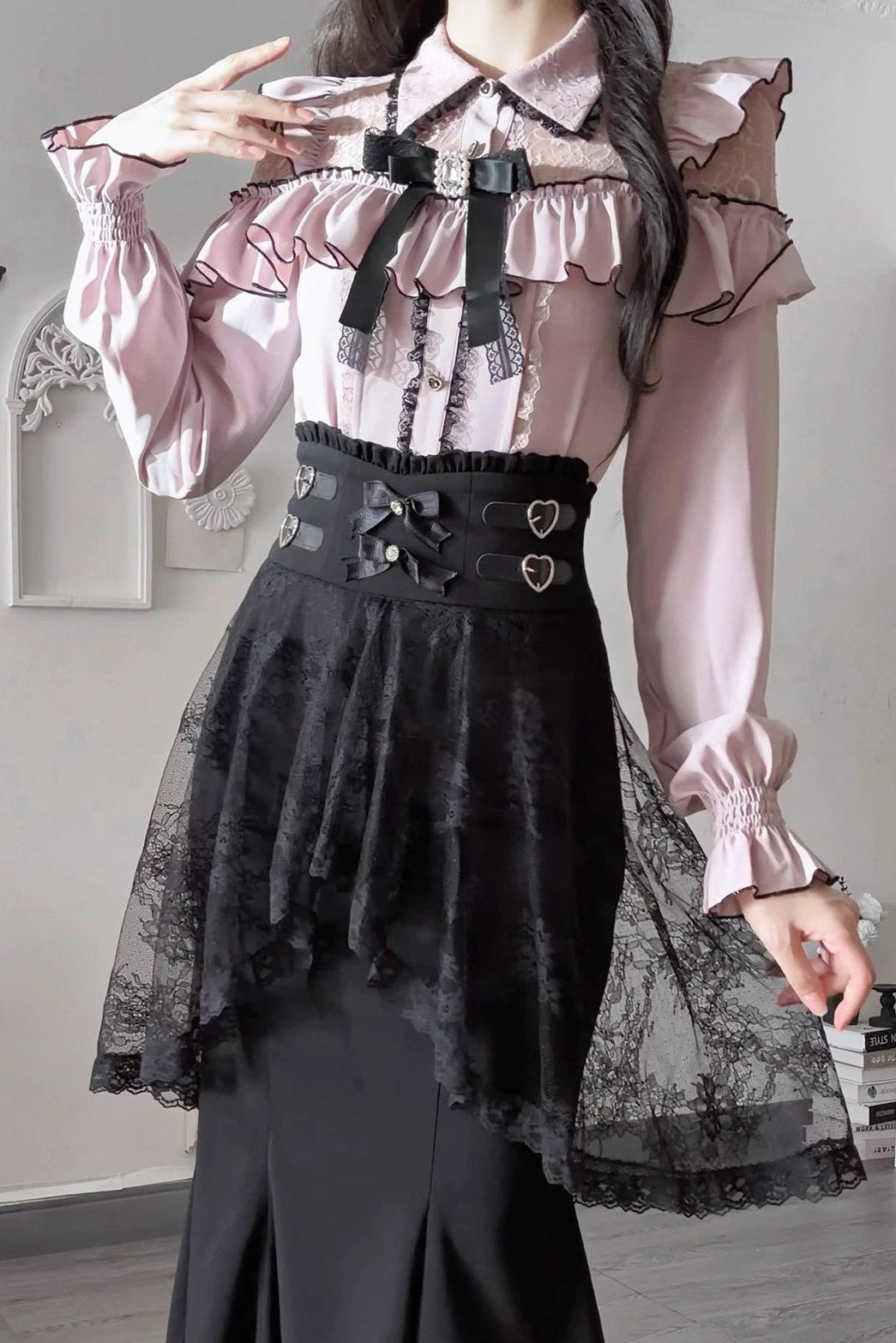[Termine prenotazione 29 settembre] Blusa rosa in pizzo trasparente con volant e fiocco gioiello + gonna a sirena in tulle a strati + minigonna in pizzo con fiocco gioiello