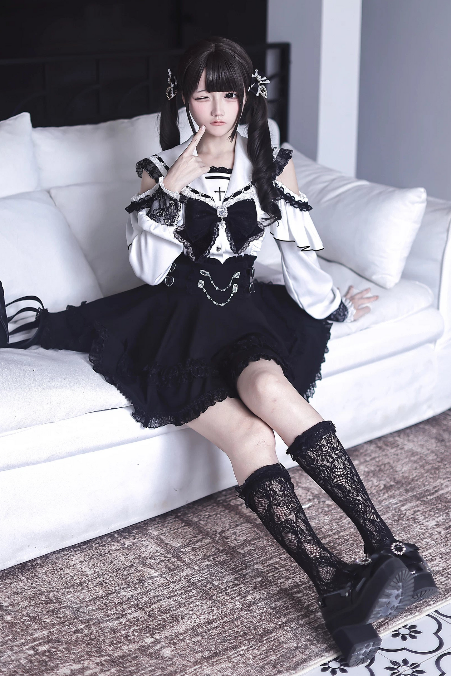 【8月15日予約締切】ブラック×ホワイトレースセーラーゴシックオープンショルダーリボンシャツ＋パールチェーンフリルスカート
