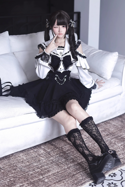 【8月15日予約締切】ブラック×ホワイトレースセーラーゴシックオープンショルダーリボンシャツ＋パールチェーンフリルスカート