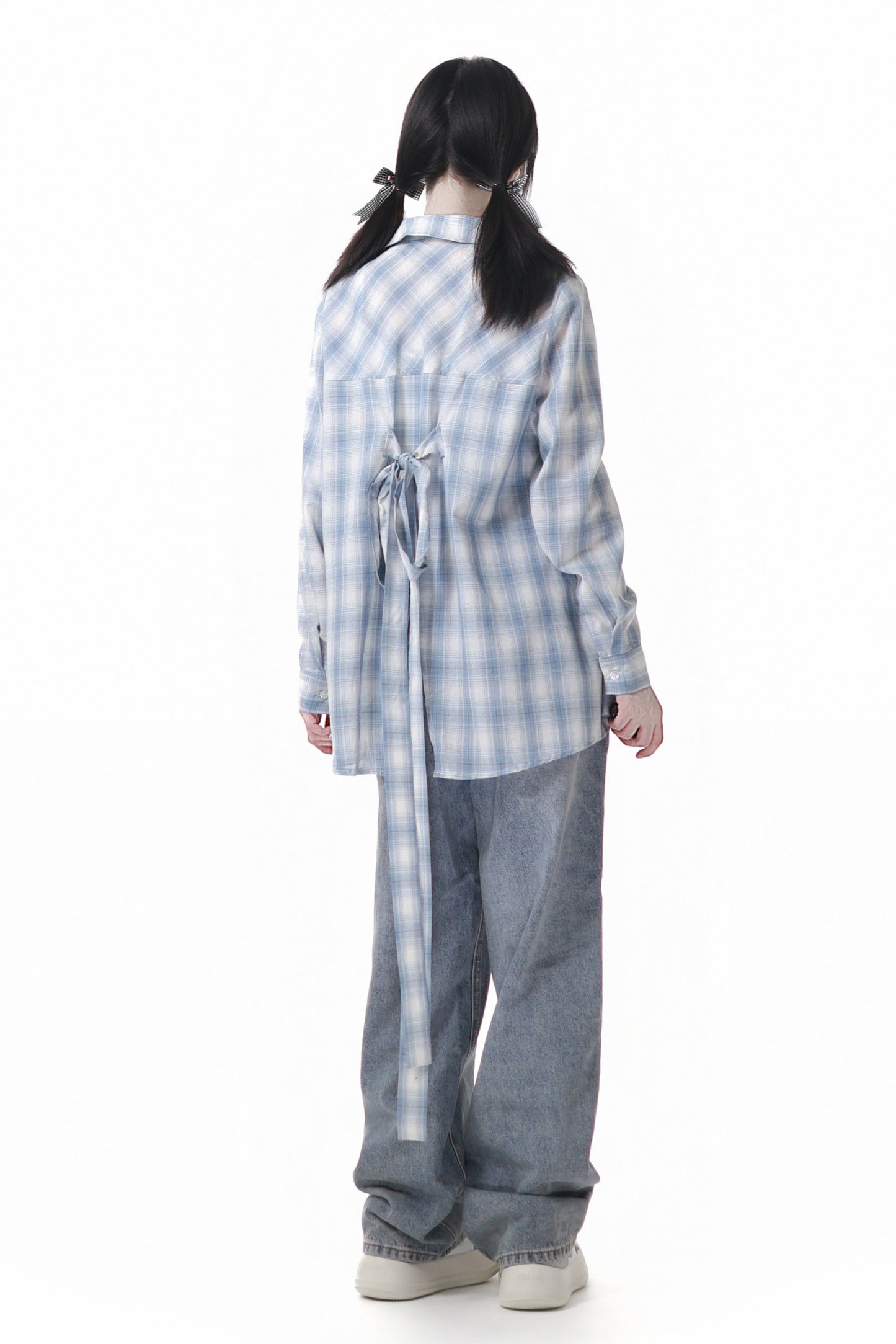 チェックシャツ＋キャミソール＋デニムパンツ