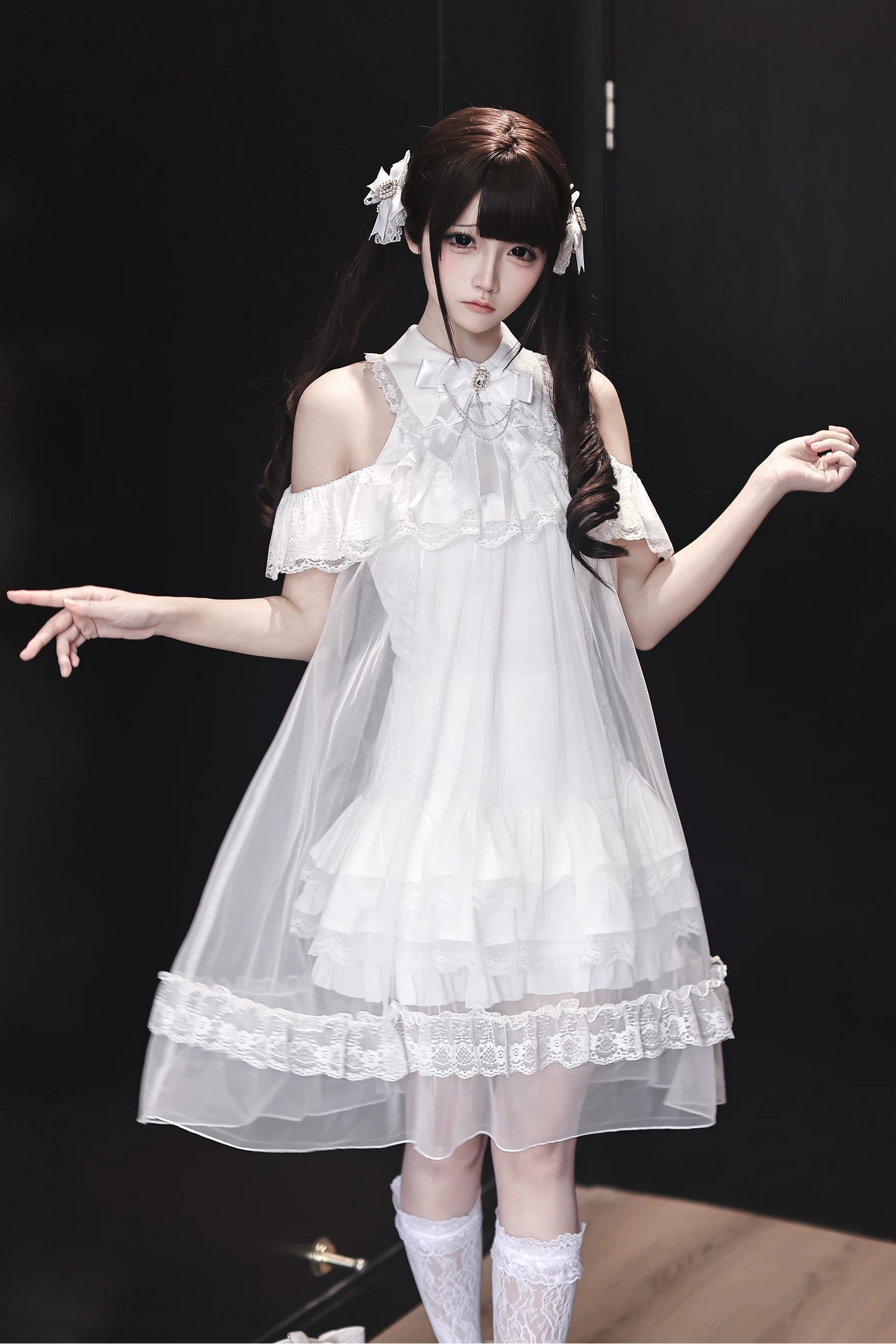 【6月29日予約締切】ゴシックホワイトエンジェルオフショルダーシアーレースオーバーレイレイヤードドレス（クロスジュエルリボン付き）