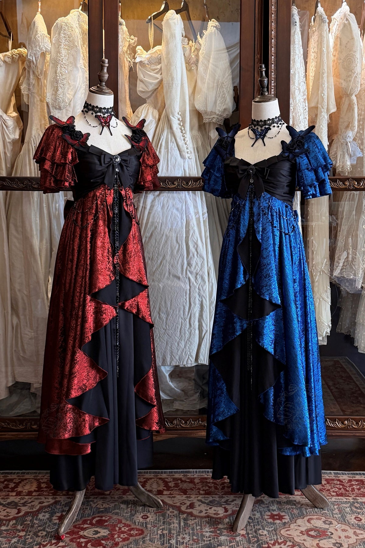 [Date limite de précommande: 105] Robe empire gothique élégante à volants cascade rouge/bleu [courte/longue] + ensemble robe complet (châle, broche papillon, chaîne de taille, traîne à nœud au dos)