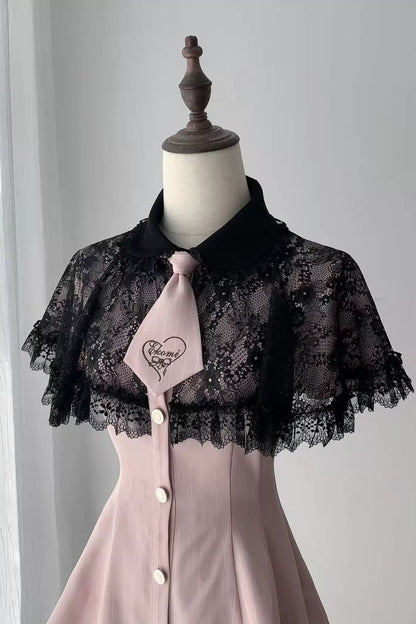 [Reservierungsschluss 15. Juli] Schwarz-rosa gestreiftes Kleid mit Spitzenumhang und Krawatte + kurze Hose + Spitzen-Armstulpen