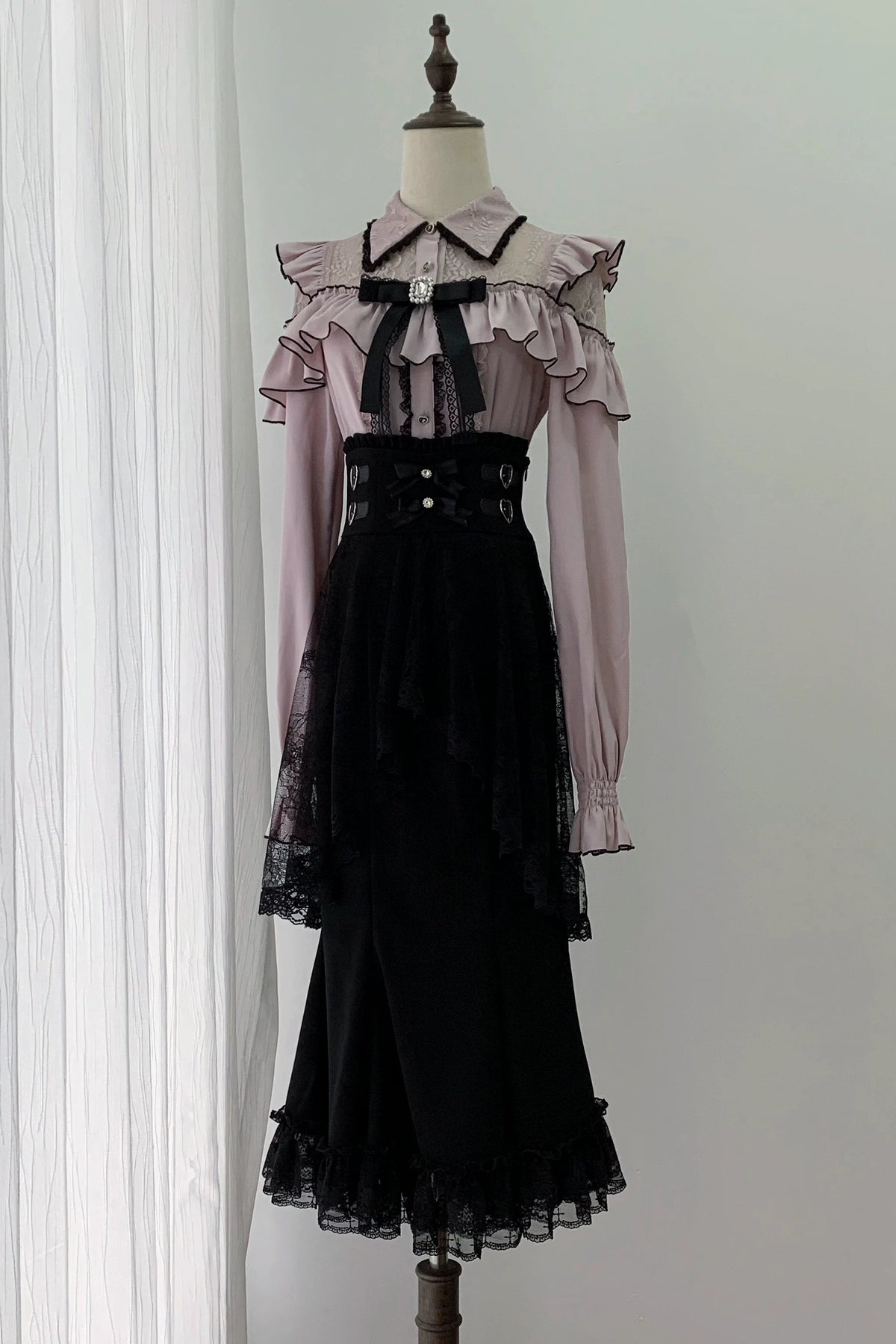 [Termine prenotazione 29 settembre] Blusa rosa in pizzo trasparente con volant e fiocco gioiello + gonna a sirena in tulle a strati + minigonna in pizzo con fiocco gioiello