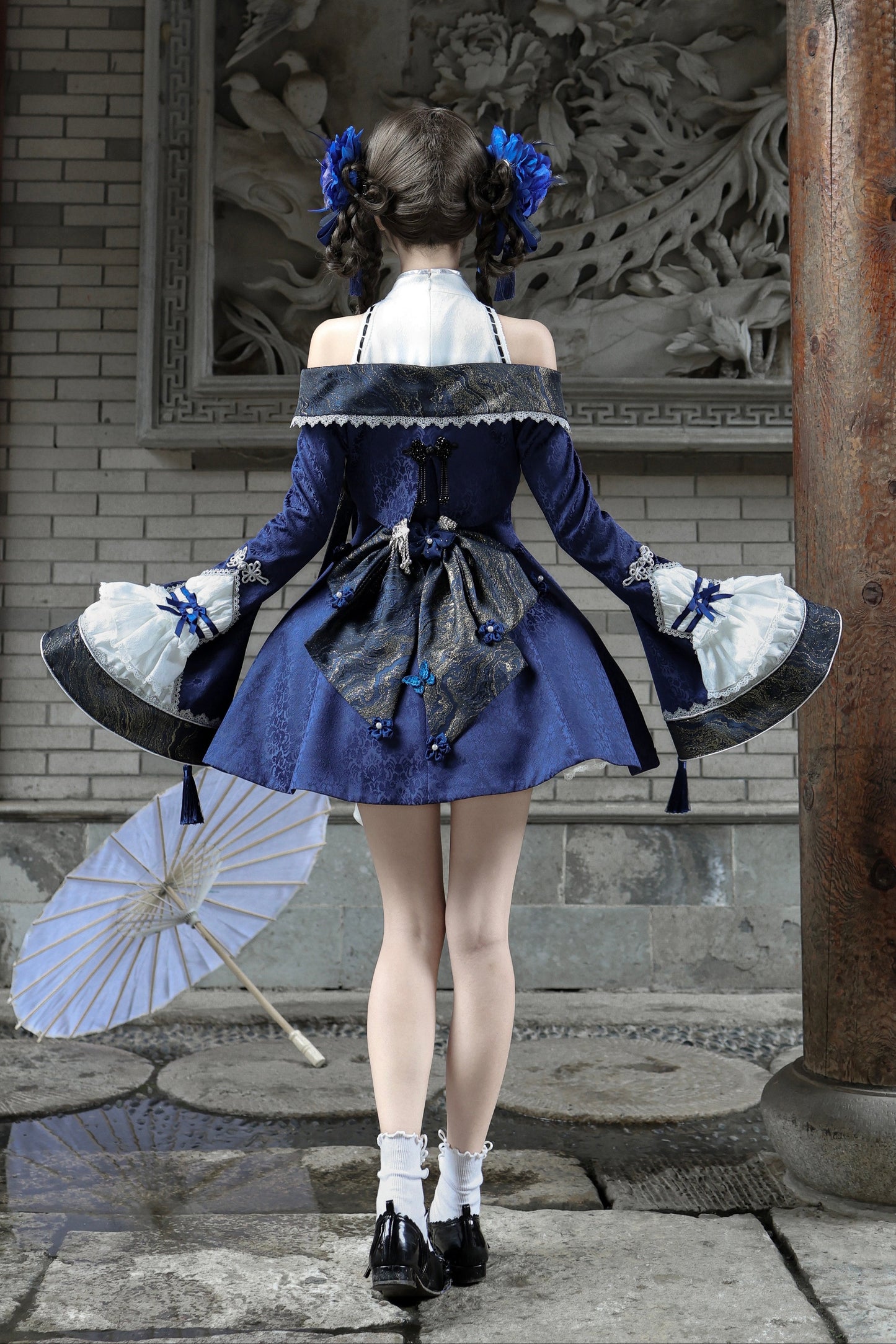 [Reservierungsschluss am 9. Oktober] Dunkelblau-weißes Gothic-Chinese-Lolita-Kleid mit Stickerei eines neunschwänzigen Fuchses + schulterfreie Jacke mit Glockenärmeln im Set