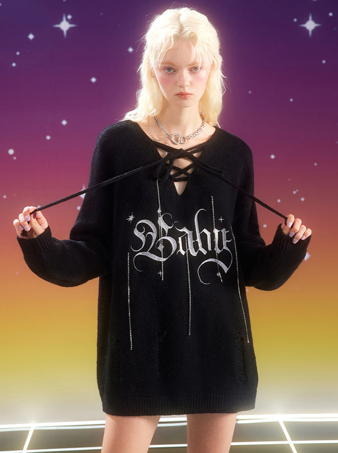 CHAIN ​​STRAP GOTHIC LOGO EMBROIDERED KNIT SWEATER 