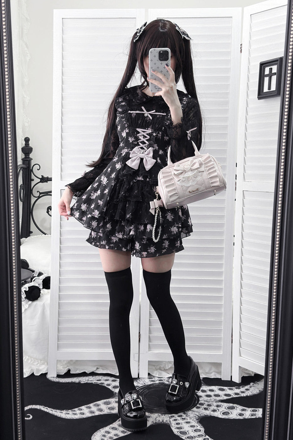 【10月28日予約締切】Pink/White/Black/White 4-Piece Set: Floral Tiered Lace Long-Sleeve Dress + Shorts + Pair of Ribbon Hair Clips + Bow Tie