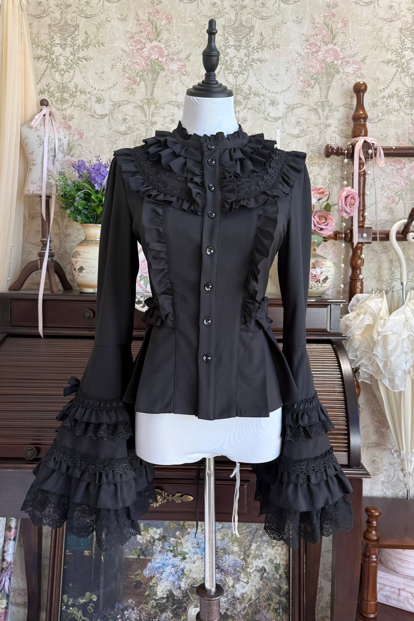 【9月28日予約締切】White/Black Gothic Lolita Lace Frill Bell Sleeve Shirt + Rose Lace Bow Jabot