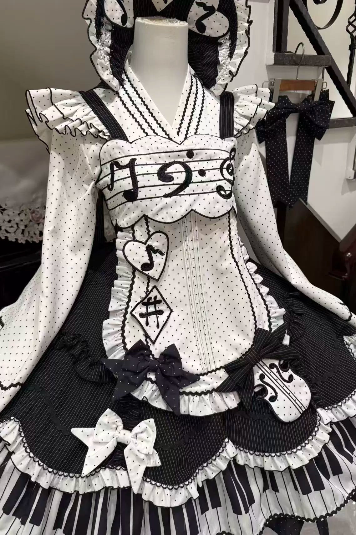 [Reservierungsschluss 15. August] Klassisches Piano-Lolita-JSK mit Rüschenträgern, Notenschleifen-Schürzenkleid-Set + Komplettset