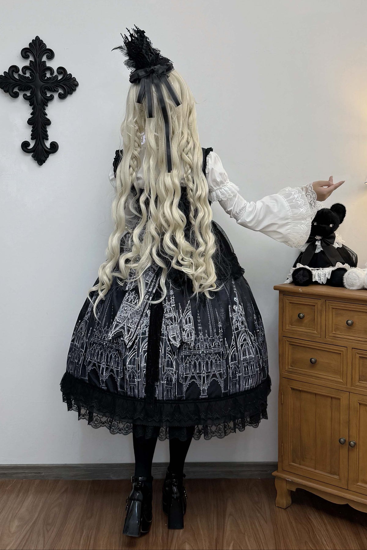 【10月13日予約締切】White Lolita High-Neck Shirt With Detachable Bell Sleeves And Lace Ruffles
