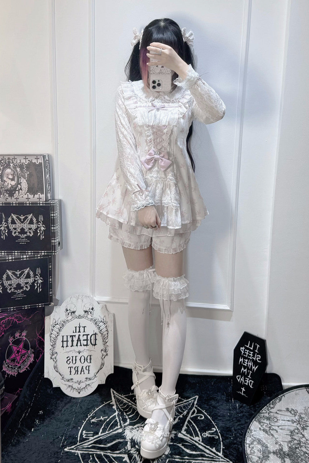 【10月28日予約締切】Pink/White/Black/White 4-Piece Set: Floral Tiered Lace Long-Sleeve Dress + Shorts + Pair of Ribbon Hair Clips + Bow Tie