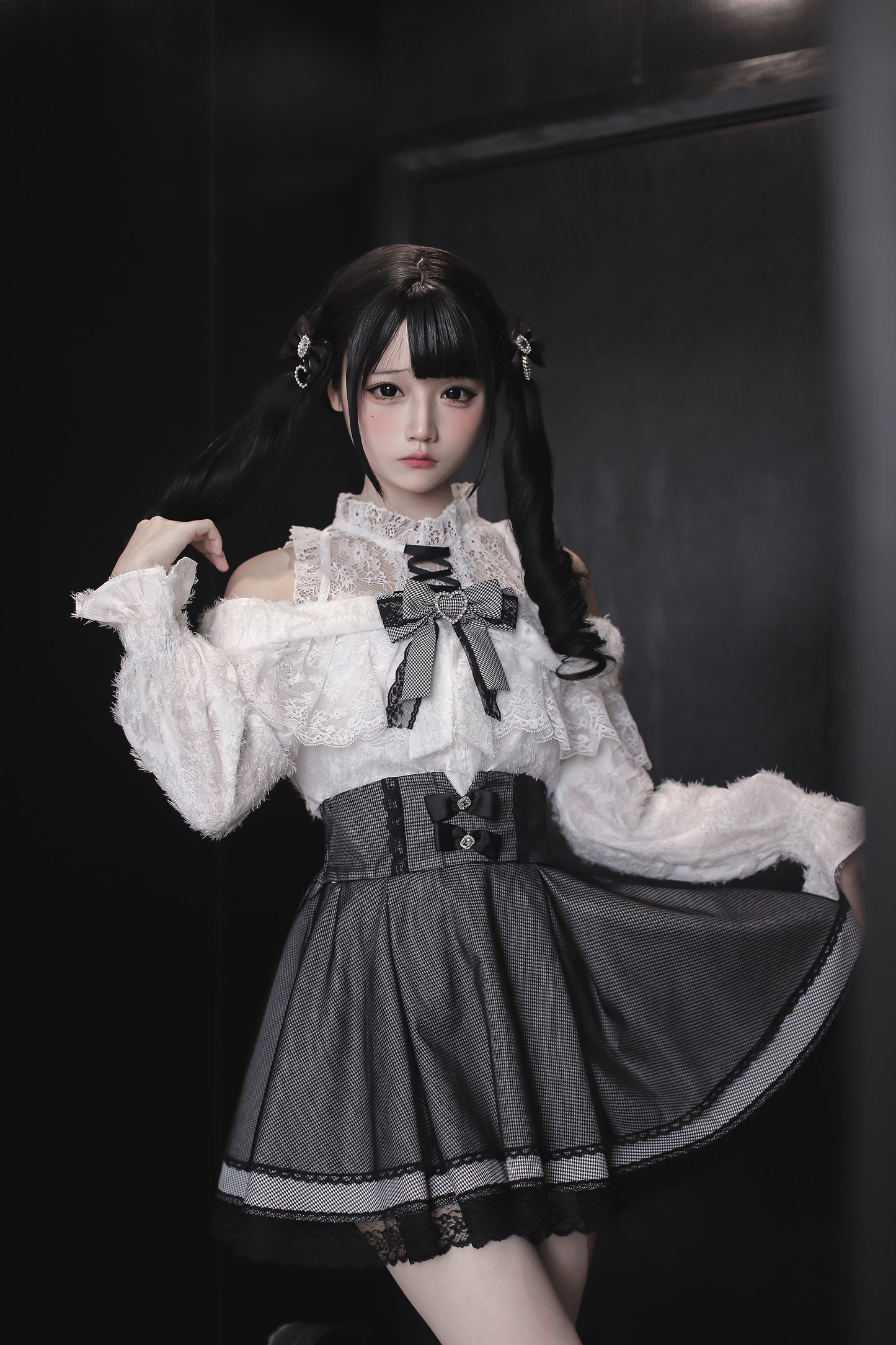 【1月6日予約締切】ホワイトレースオフショルダーリボンニットトップス＋千鳥格子スカート