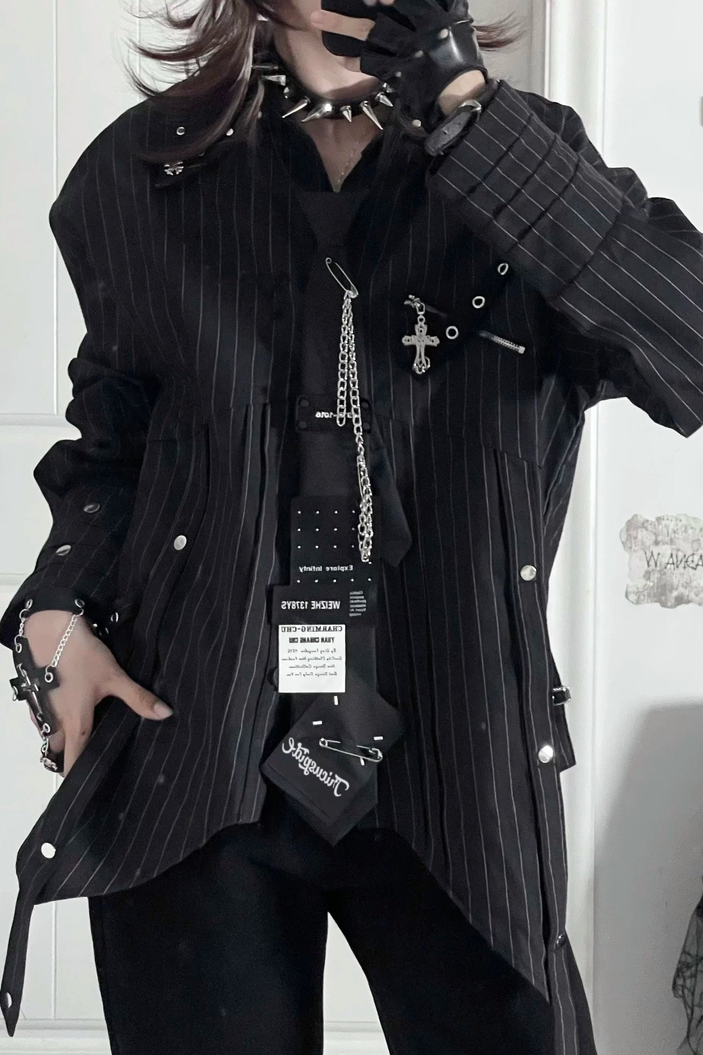 Gestreiftes Mode-Langarmhemd + Krawatte