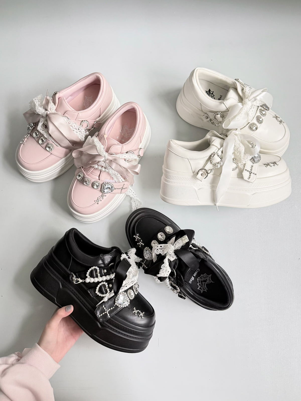 【10月6日予約締切】White/Pink/Black Rhinestone Buckle Lace Cross Charm Ribbon Chunky Sneakers
