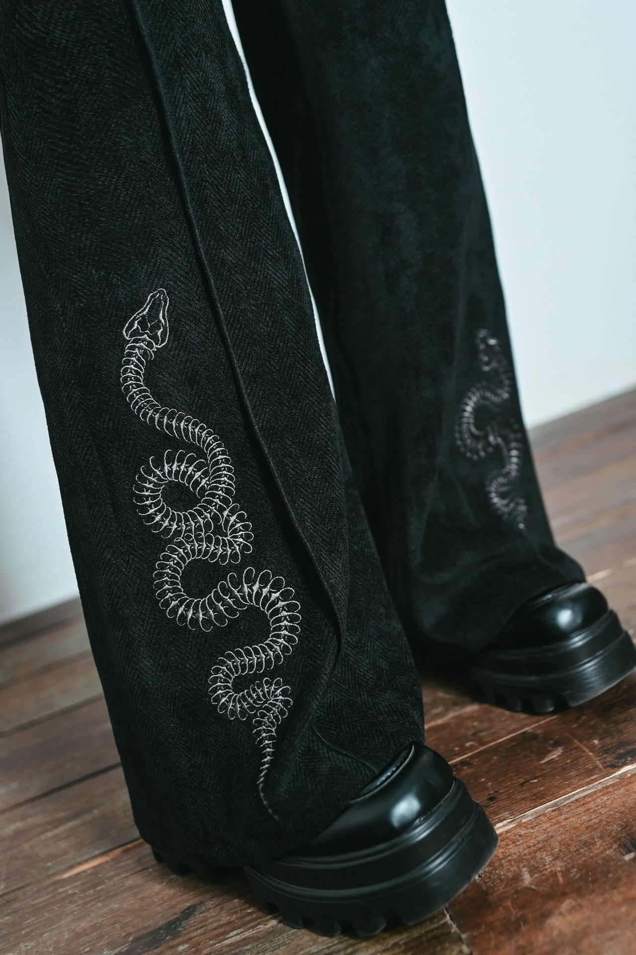 スネークデザインブーツカットパンツ