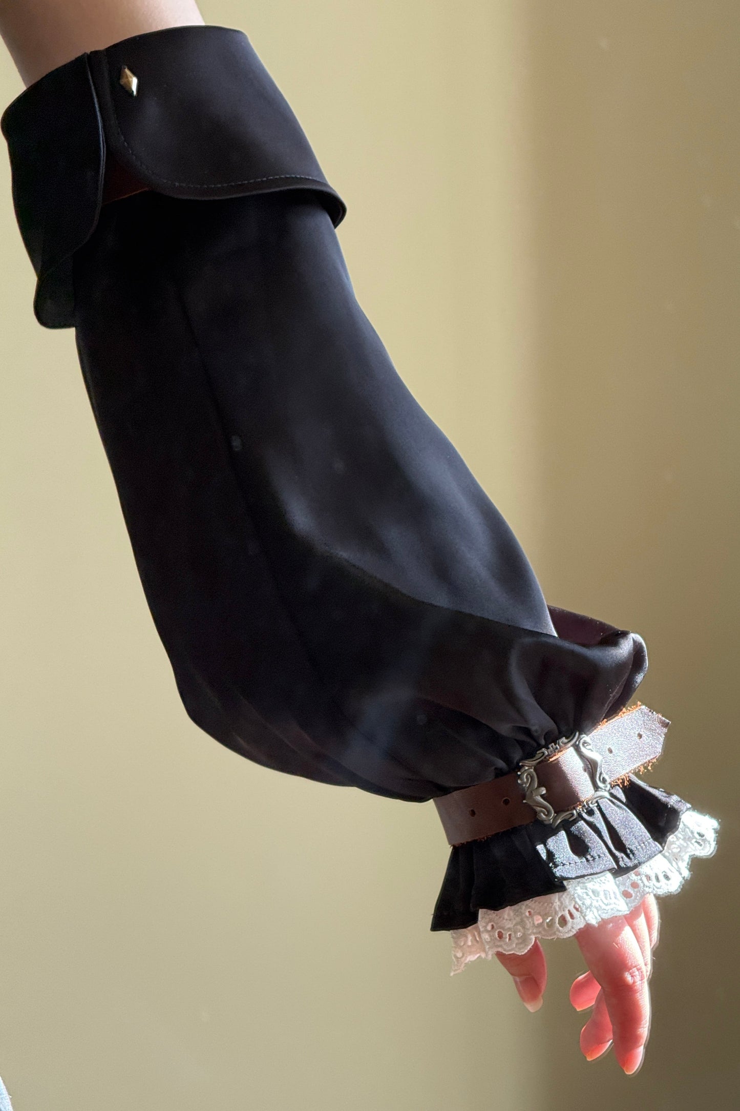 【12月28日予約締切】クラシカルファンタジーレースレザーバックルアームスリーブ