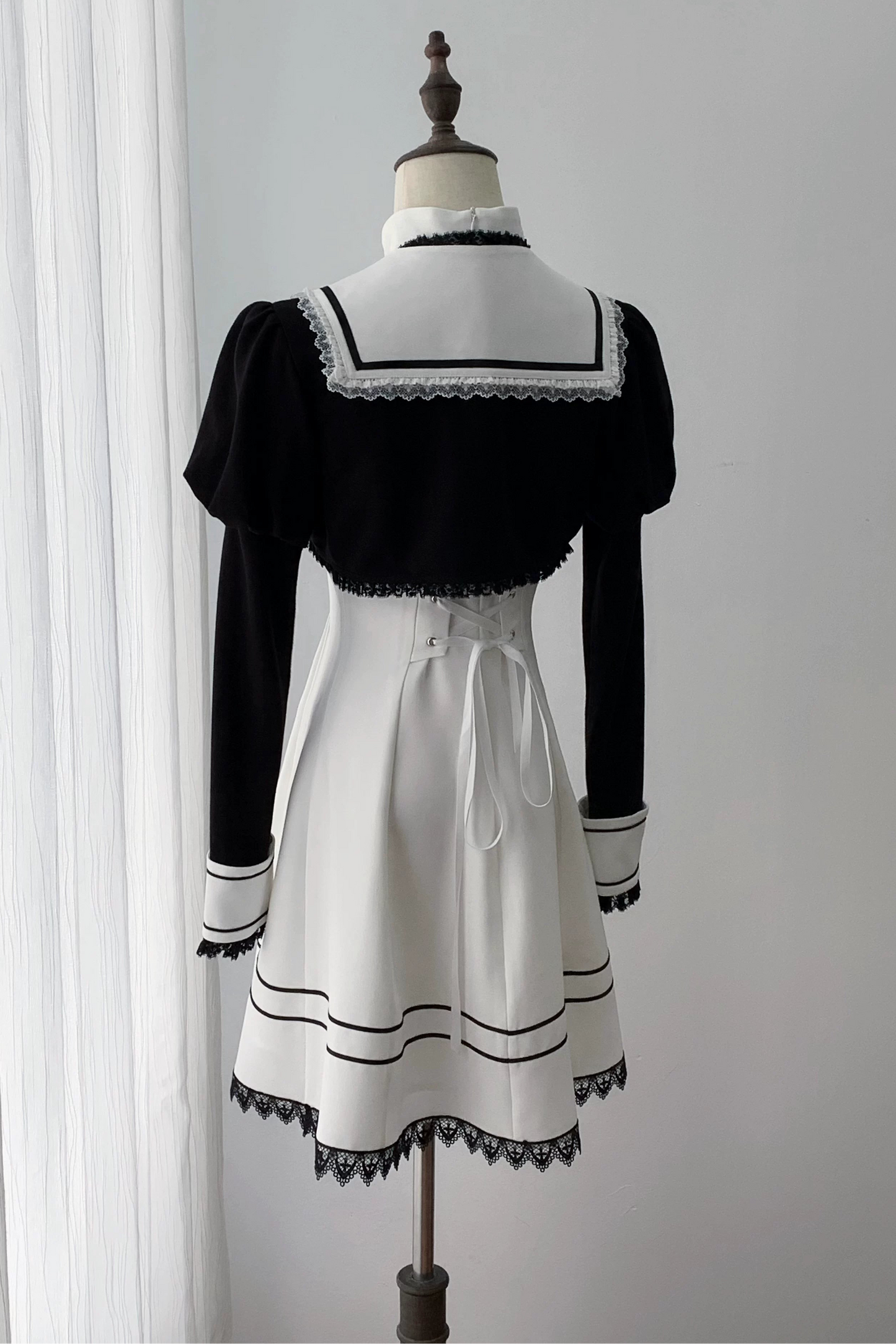 【9月15日予約締切】Black And White Cross Ribbon Frill Lace Academy Dress＋Gothic Chain Cropped Bolero Jacket