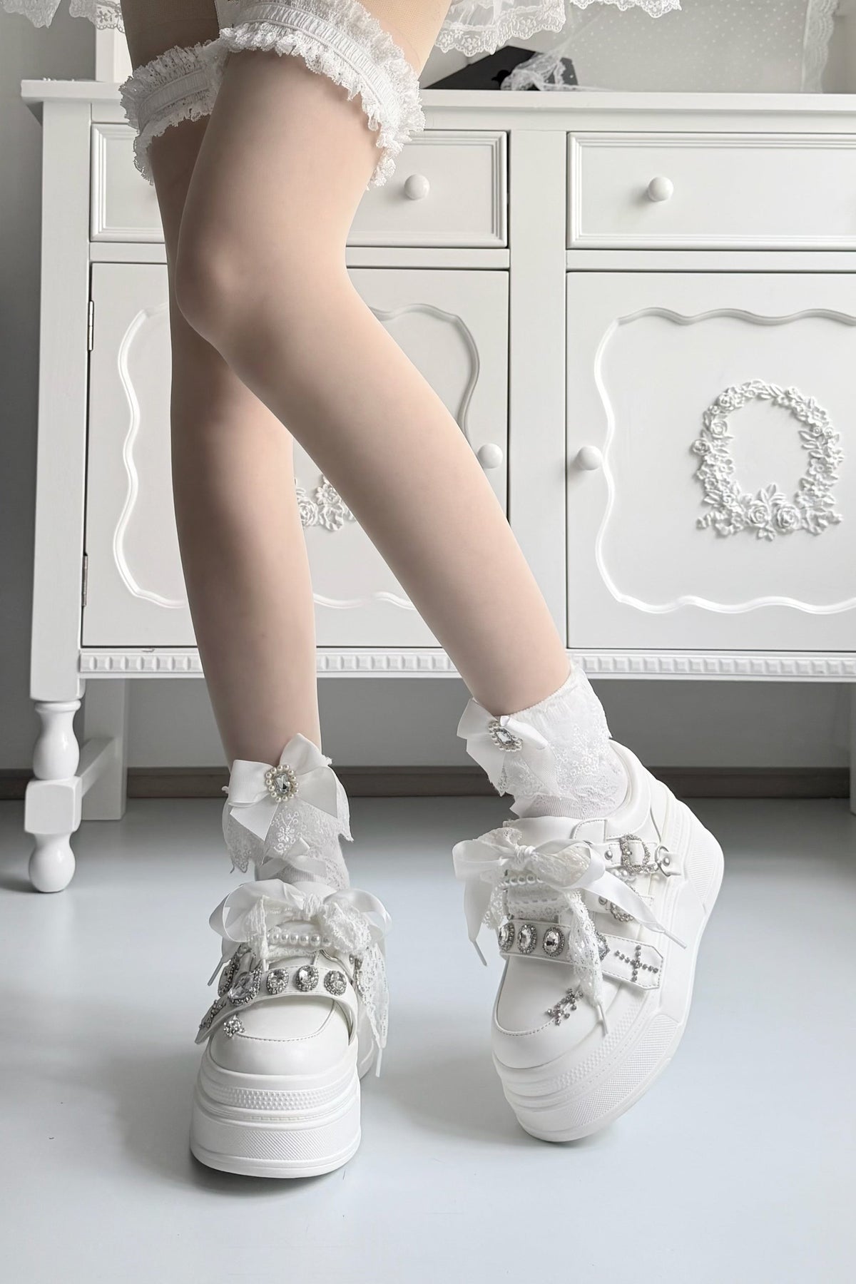 【10月6日予約締切】White/Pink/Black Rhinestone Buckle Lace Cross Charm Ribbon Chunky Sneakers
