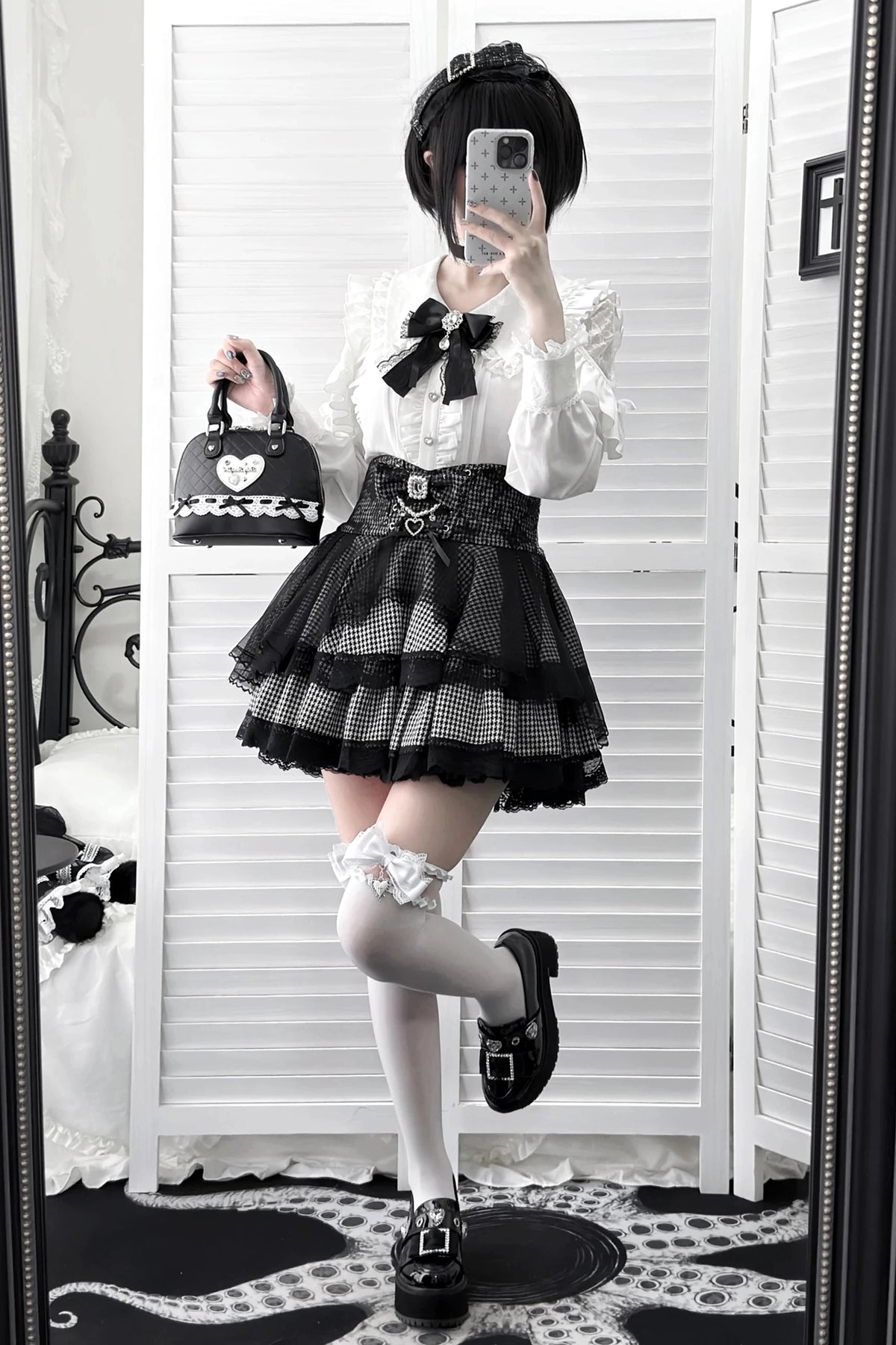 【11月15日予約締切】White Ruffle Trim Lace Sleeve Blouse＋Black White Pearl Bow Tiered Houndstooth Skirt＋Rhinestone Lace Ribbon Brooch