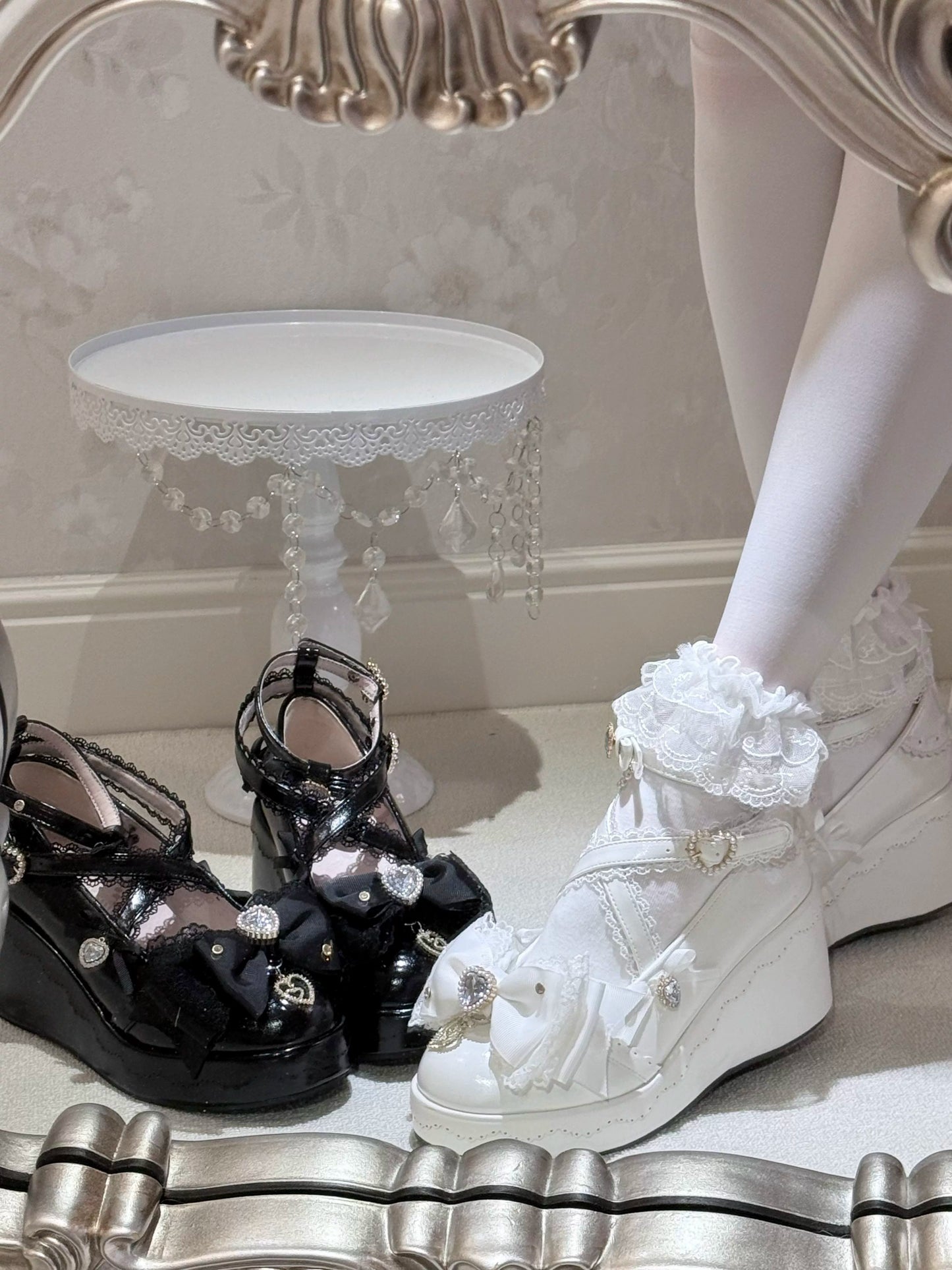 【3월 23일 예약마감】 화이트 앤 블랙 라인스톤 레이스 리본 슈즈