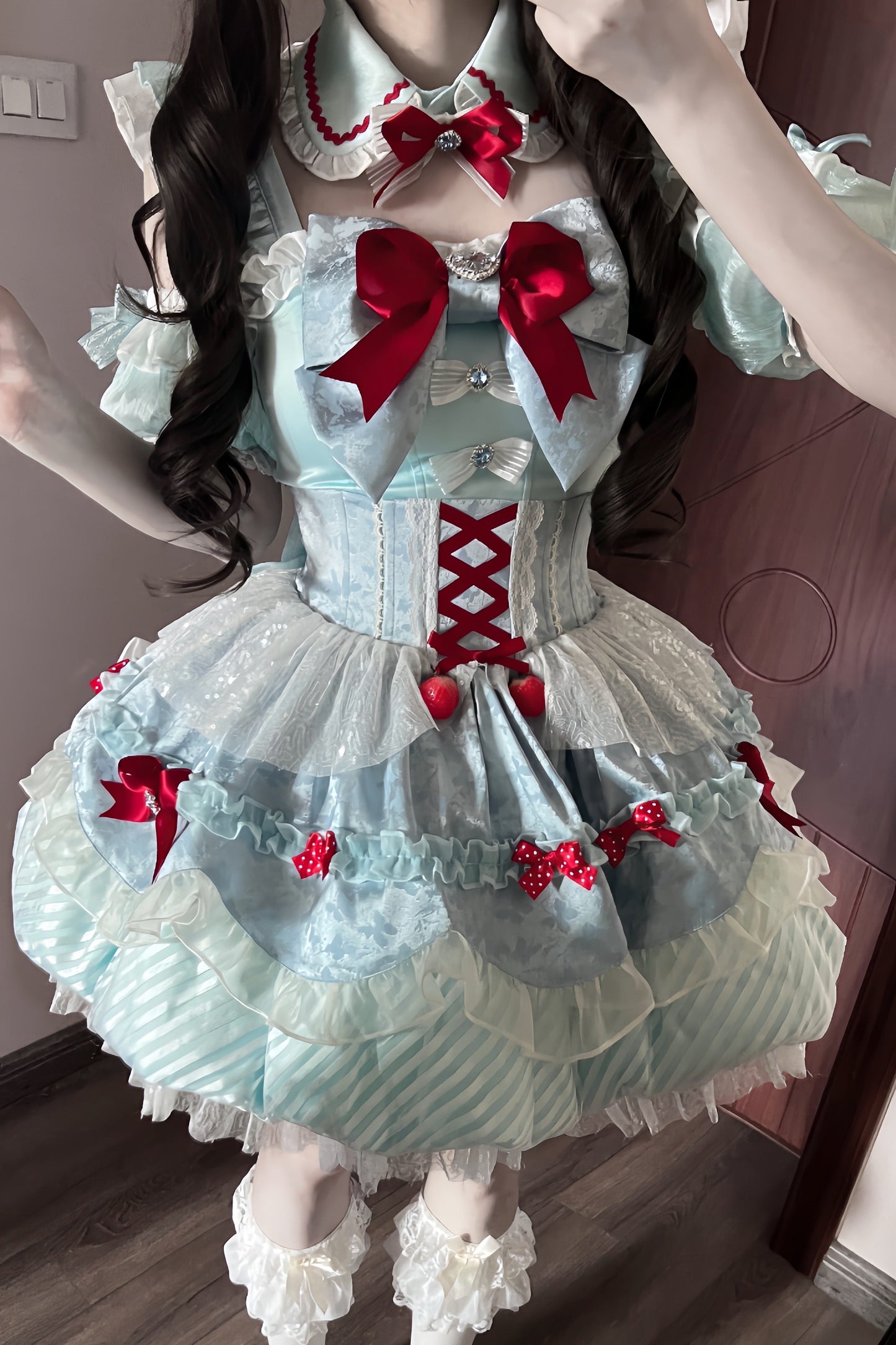 【7月10日予約締切】ミントブルー×レッドリボンアイドルロリータフリルショルダーパフスリーブトップス＋ティアードスカートドレスセットアップ（フェイクカラー付き）