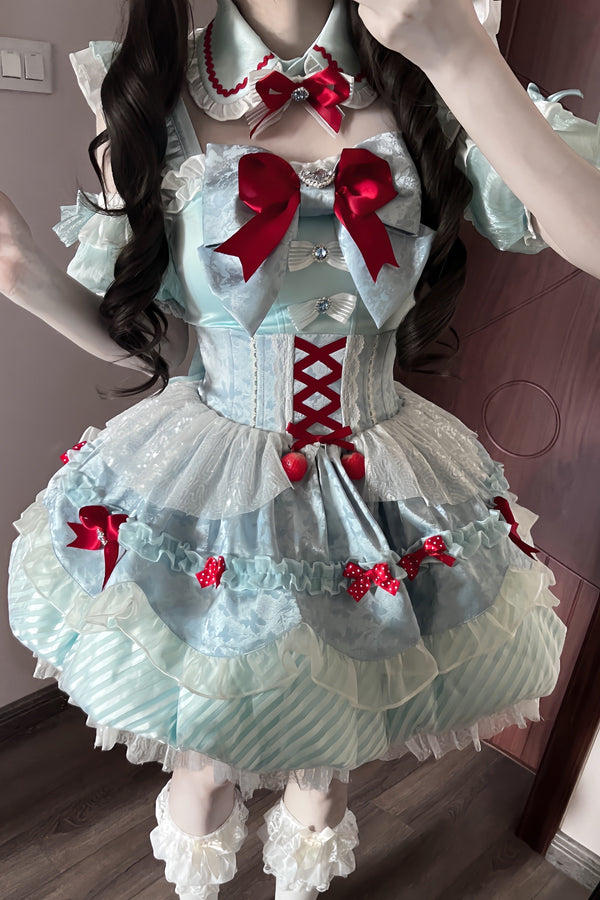 【7月10日予約締切】ミントブルー×レッドリボンアイドルロリータフリルショルダーパフスリーブトップス＋ティアードスカートドレスセットアップ（フェイクカラー付き）