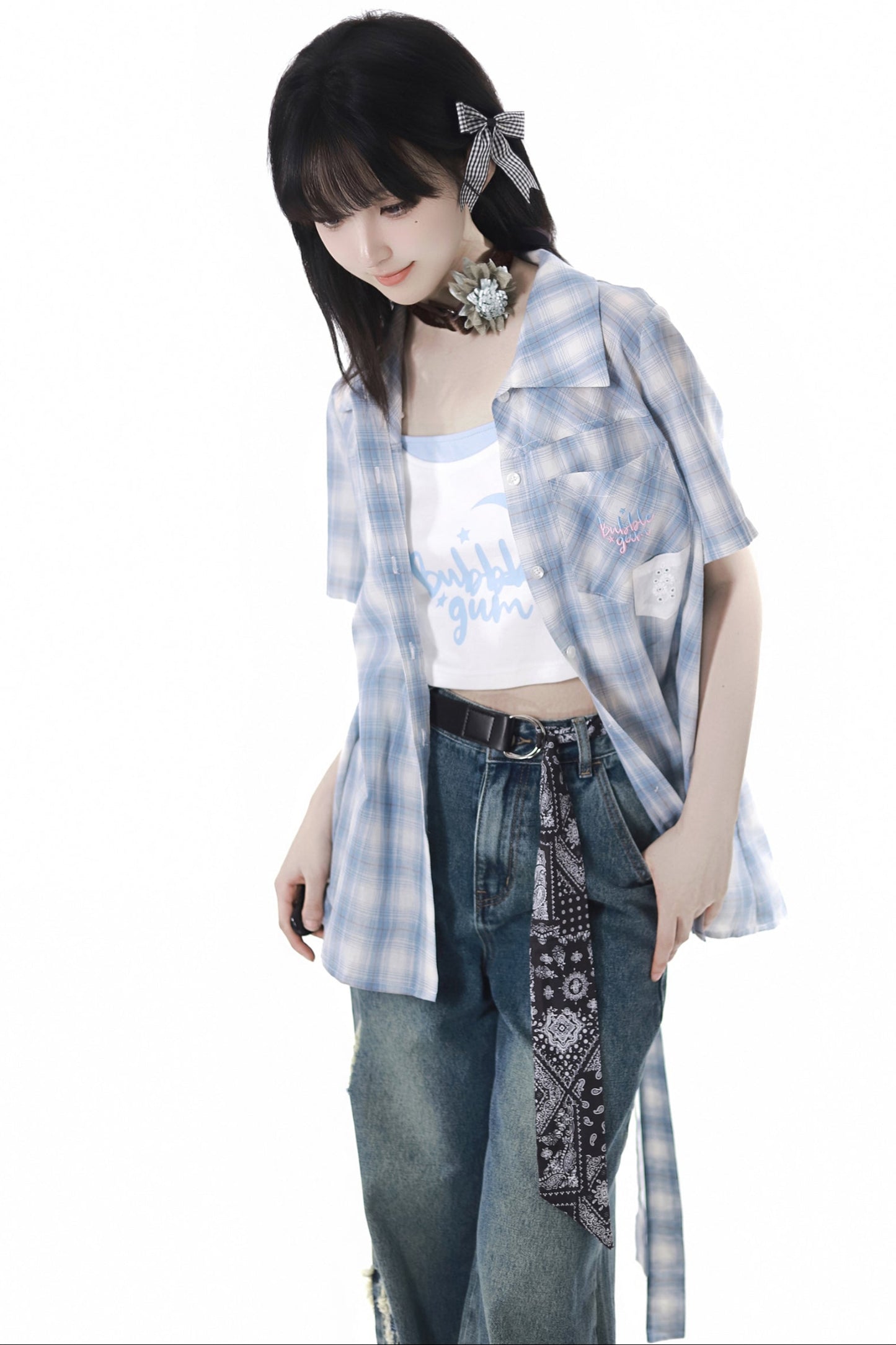 チェックシャツ＋キャミソール＋デニムパンツ