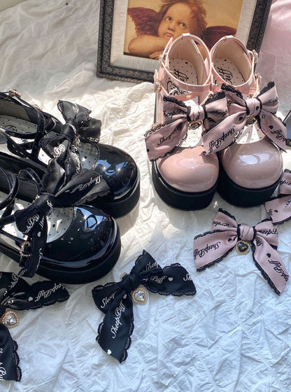 [Date limite de réservation : 20 mars] Chaussures à plateforme en ruban noir et rose orné de bijoux.