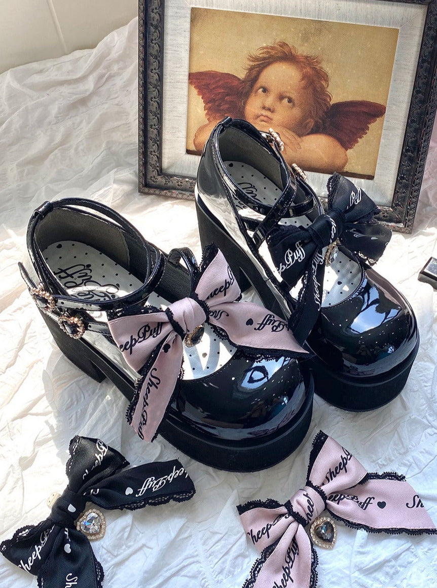 [Date limite de réservation : 20 mars] Chaussures à plateforme en ruban noir et rose orné de bijoux.