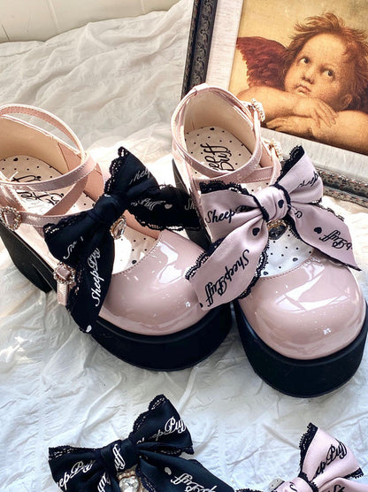 [Date limite de réservation : 20 mars] Chaussures à plateforme en ruban noir et rose orné de bijoux.