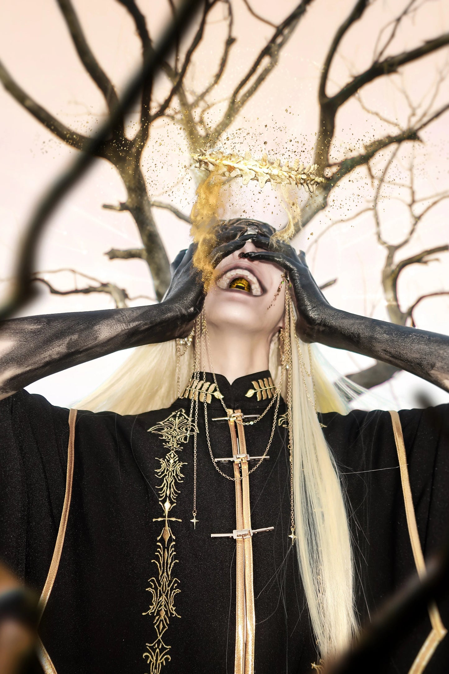 [Reservierungsschluss 13. September] Schwarz-goldener Gothic-Prinzen-Cape-Mantel mit königlicher Stickerei – 2 Stoffoptionen