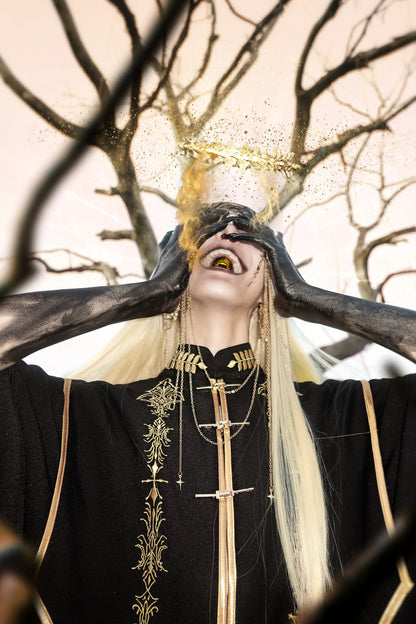 [Reservierungsschluss 13. September] Schwarz-goldener Gothic-Prinzen-Cape-Mantel mit königlicher Stickerei – 2 Stoffoptionen