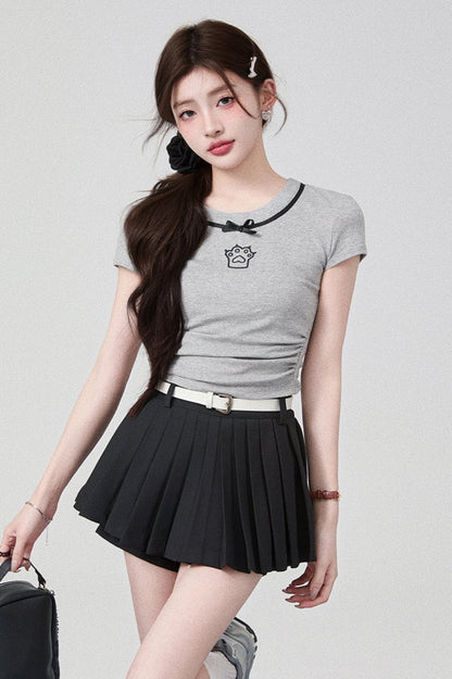 Solid color -Catpo T -shirt+short skirt+black pleats culott