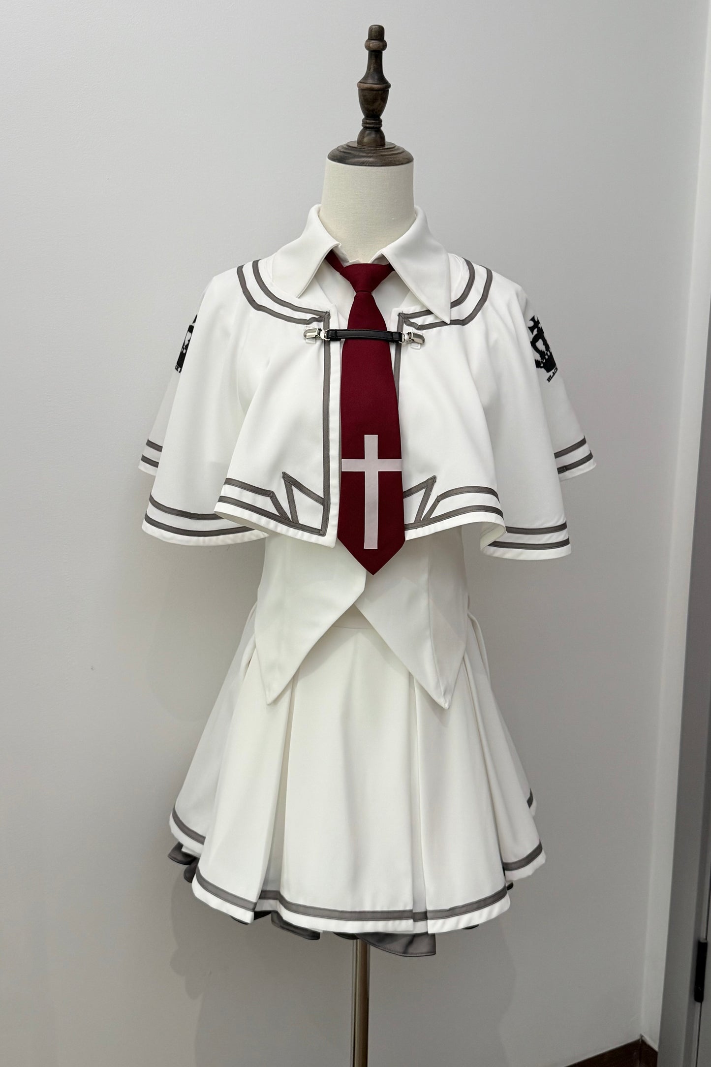 [Date limite de réservation : 31 juillet] Ensemble costume de cosplay gothique campus du Nord avec cape noir/blanc
